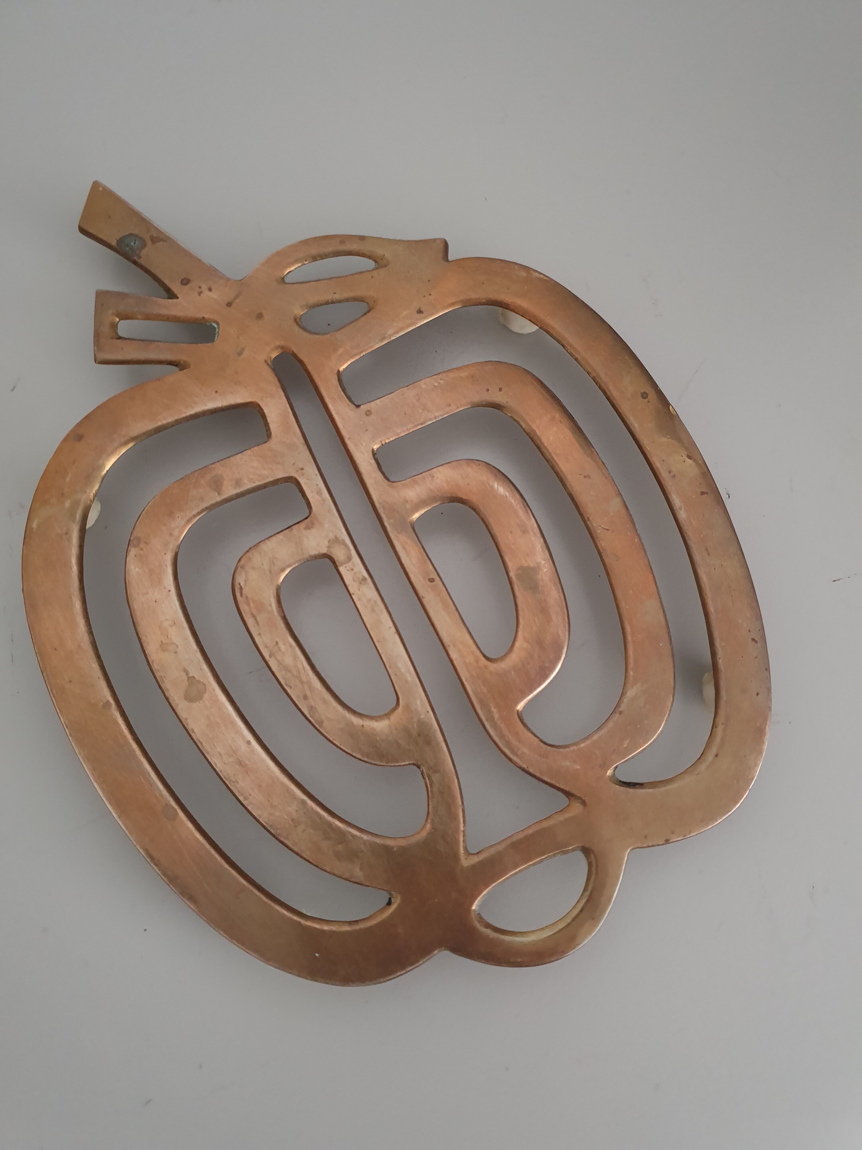 Underbrass apple dish