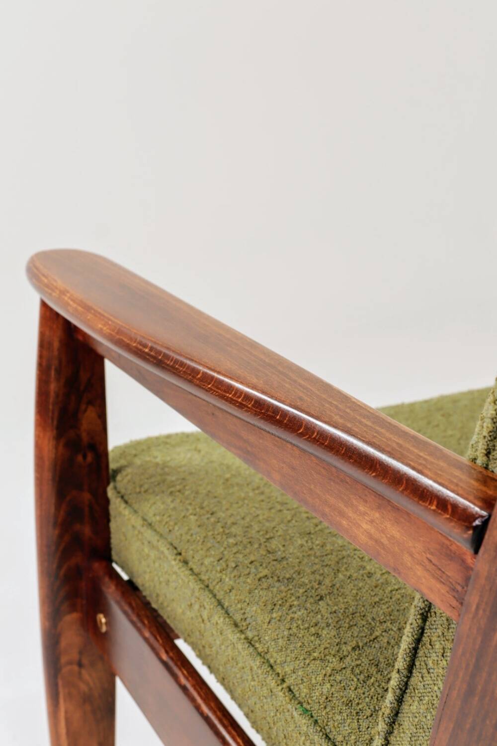 Fauteuil rétro en tissu boucle vert, forme ergonomique