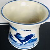 Ancien cache pot en céramique blanc bleu