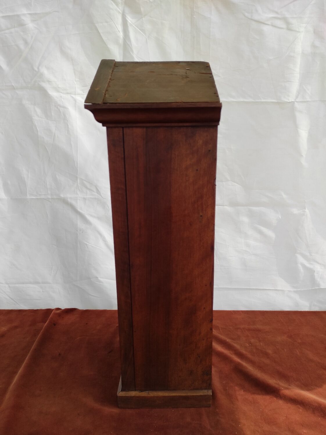 Showcase to pose nineteenth century walnut