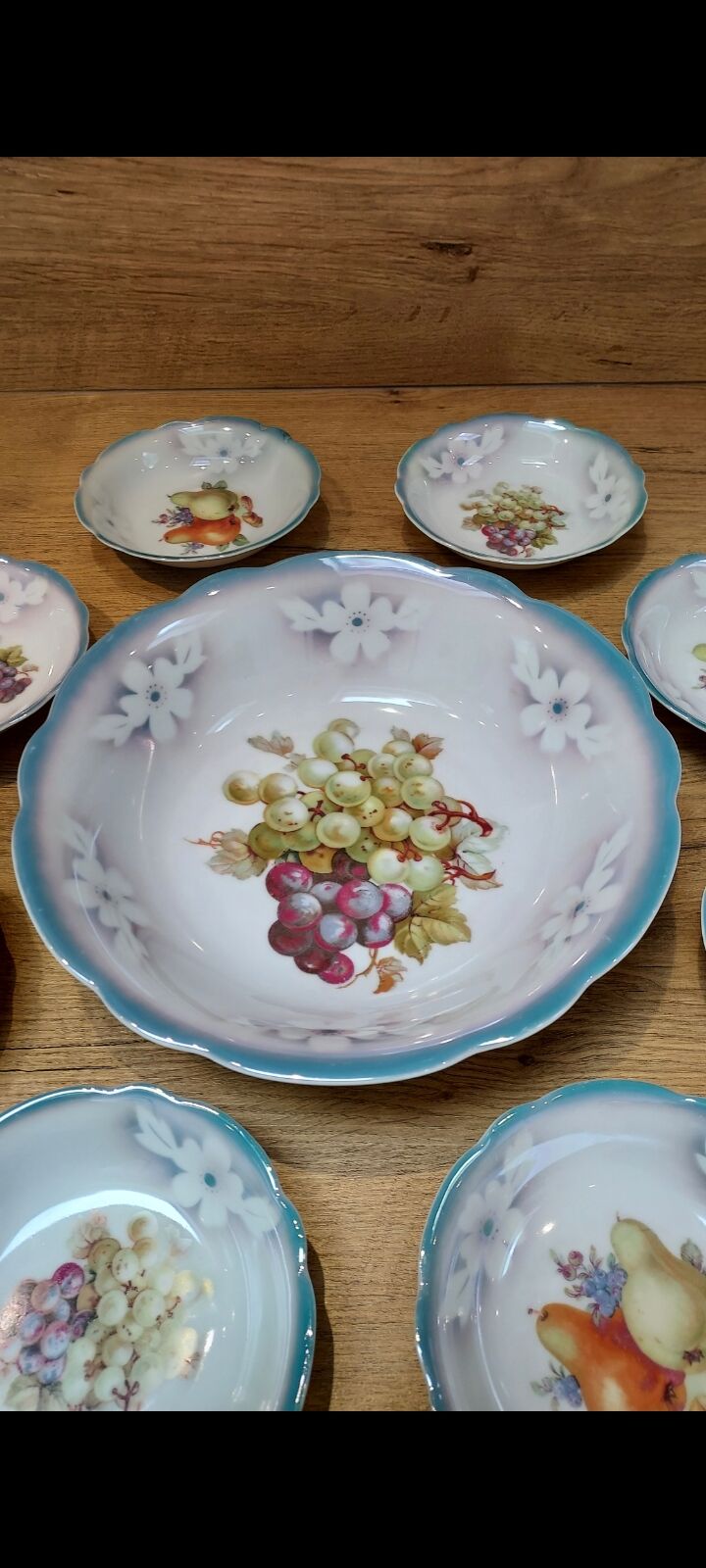 Salad bowl and its 8 cups