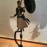 Femme au parapluie en métal, pendulaire