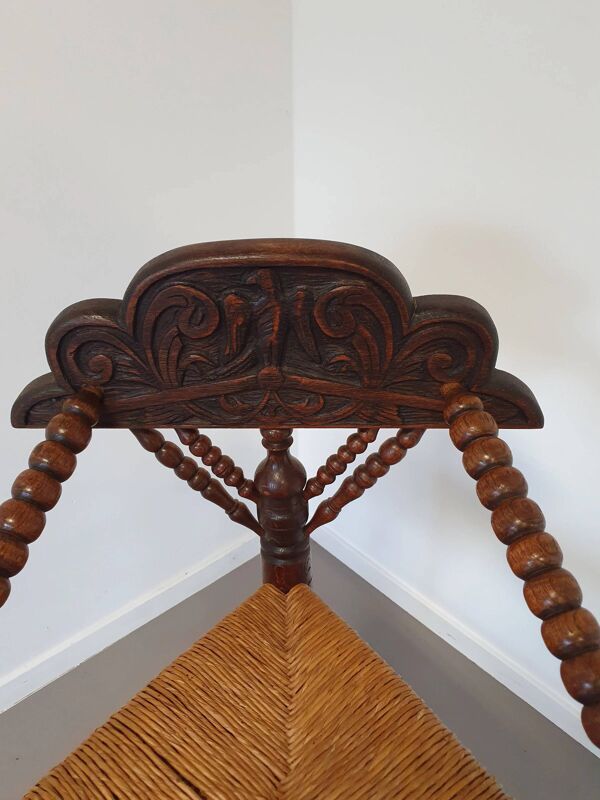 Chaise d'angle triangulaire hollandaise en bois tourné avec assise en jonc et fauteuil tricoté