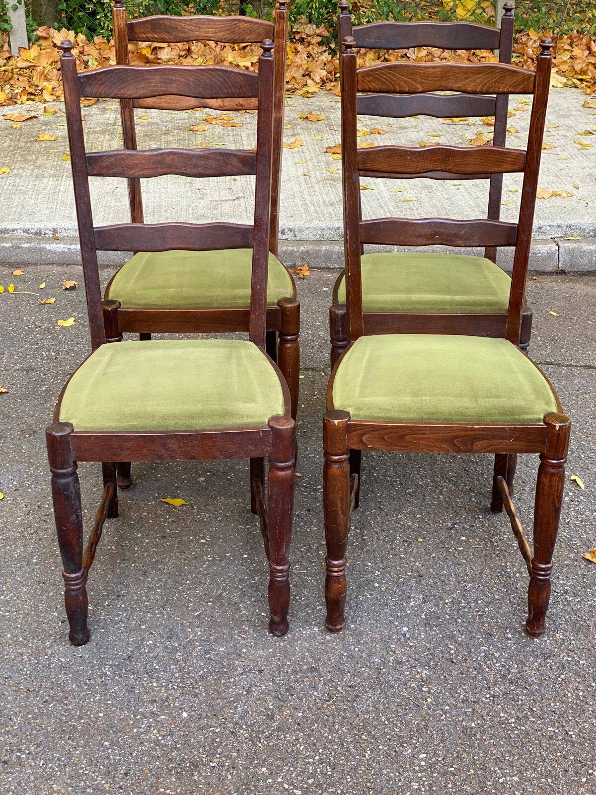 4 chaises bois massif et velours vert