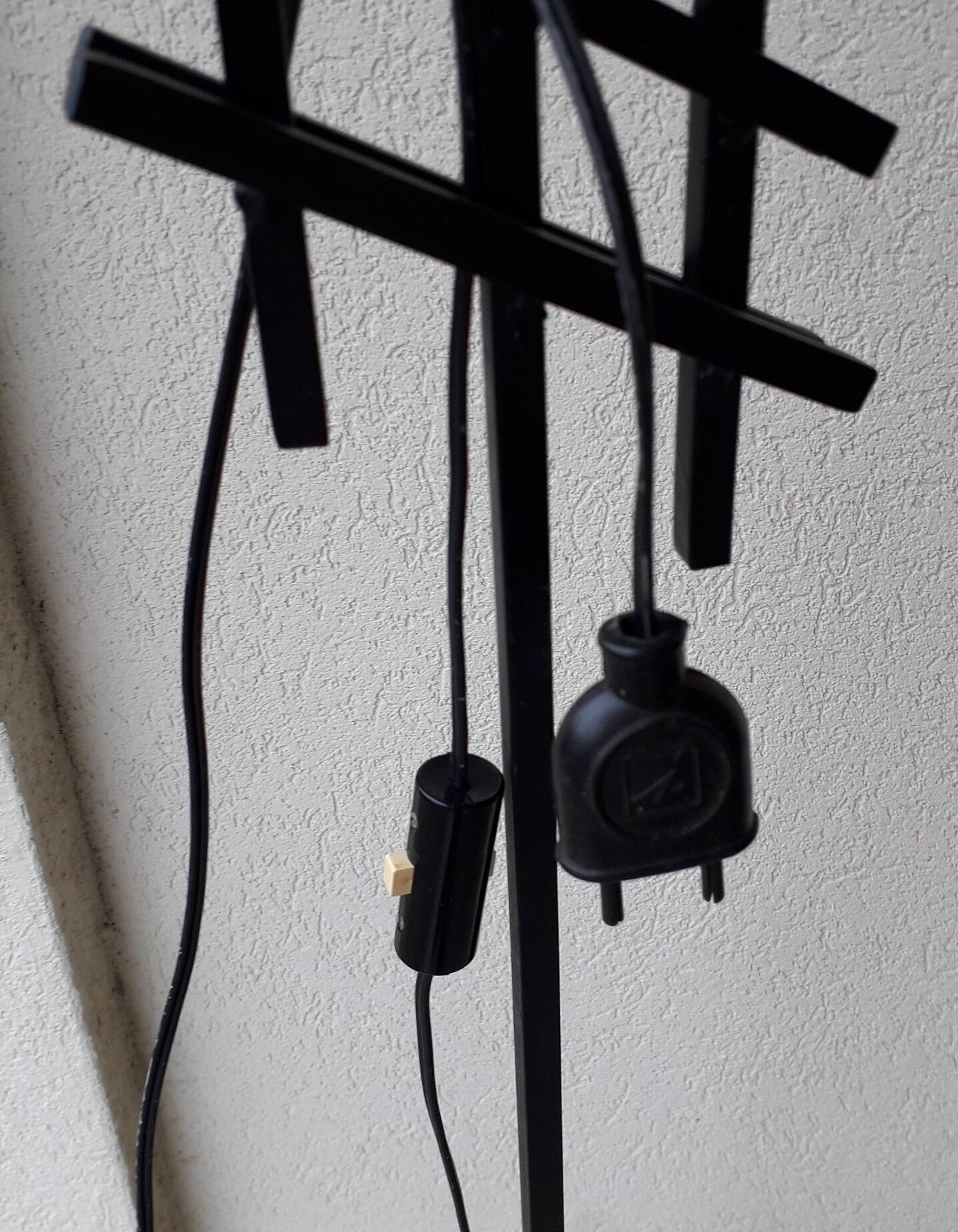 Tripod floor lamp in iron