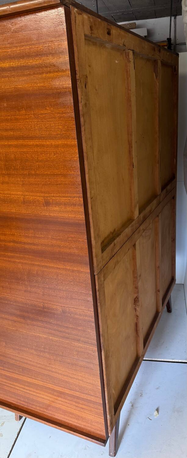 Armoire vintage à pieds compas