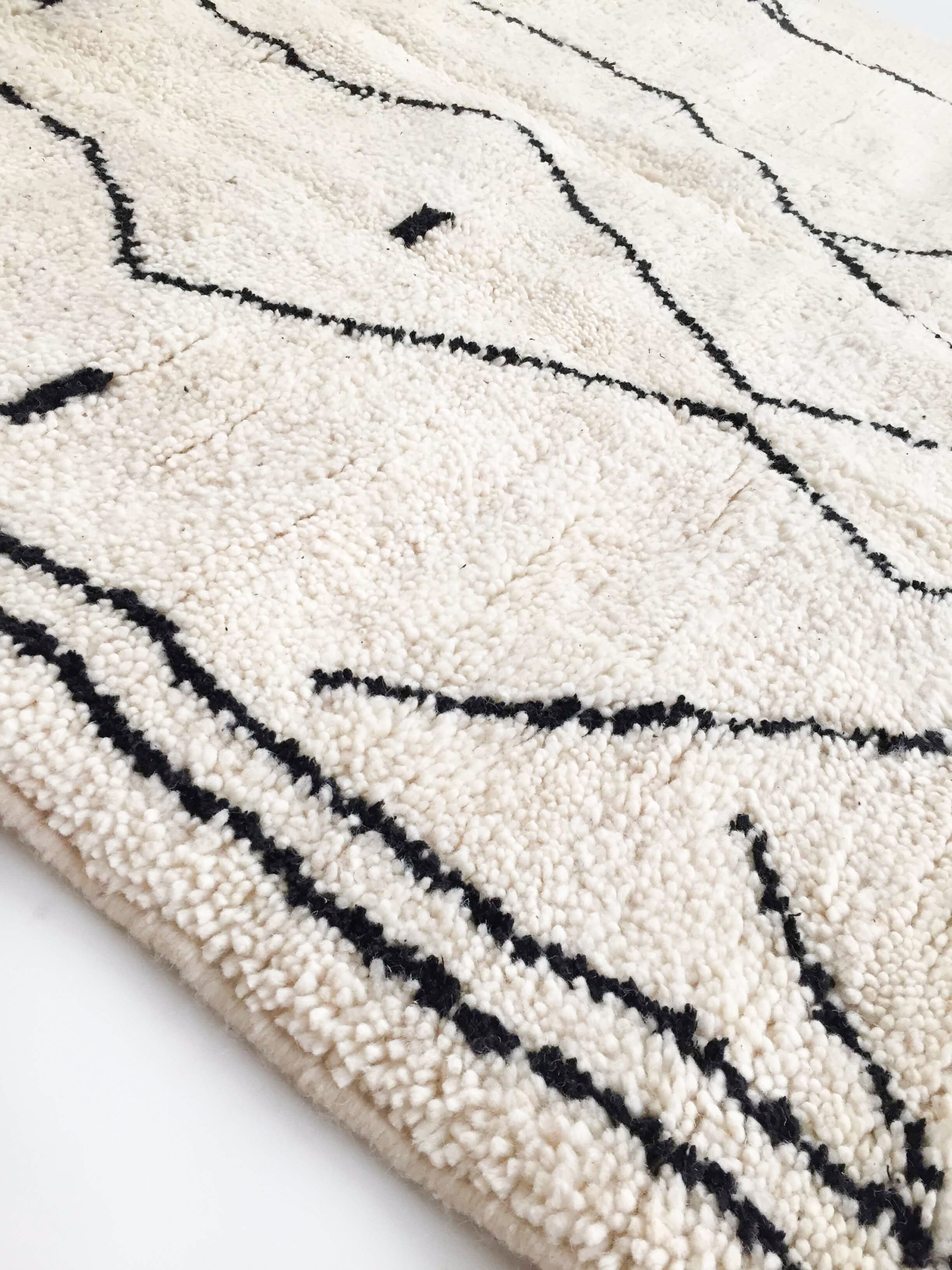 Tapis berbère Beni Ouarain écru à motifs noirs 250x147cm