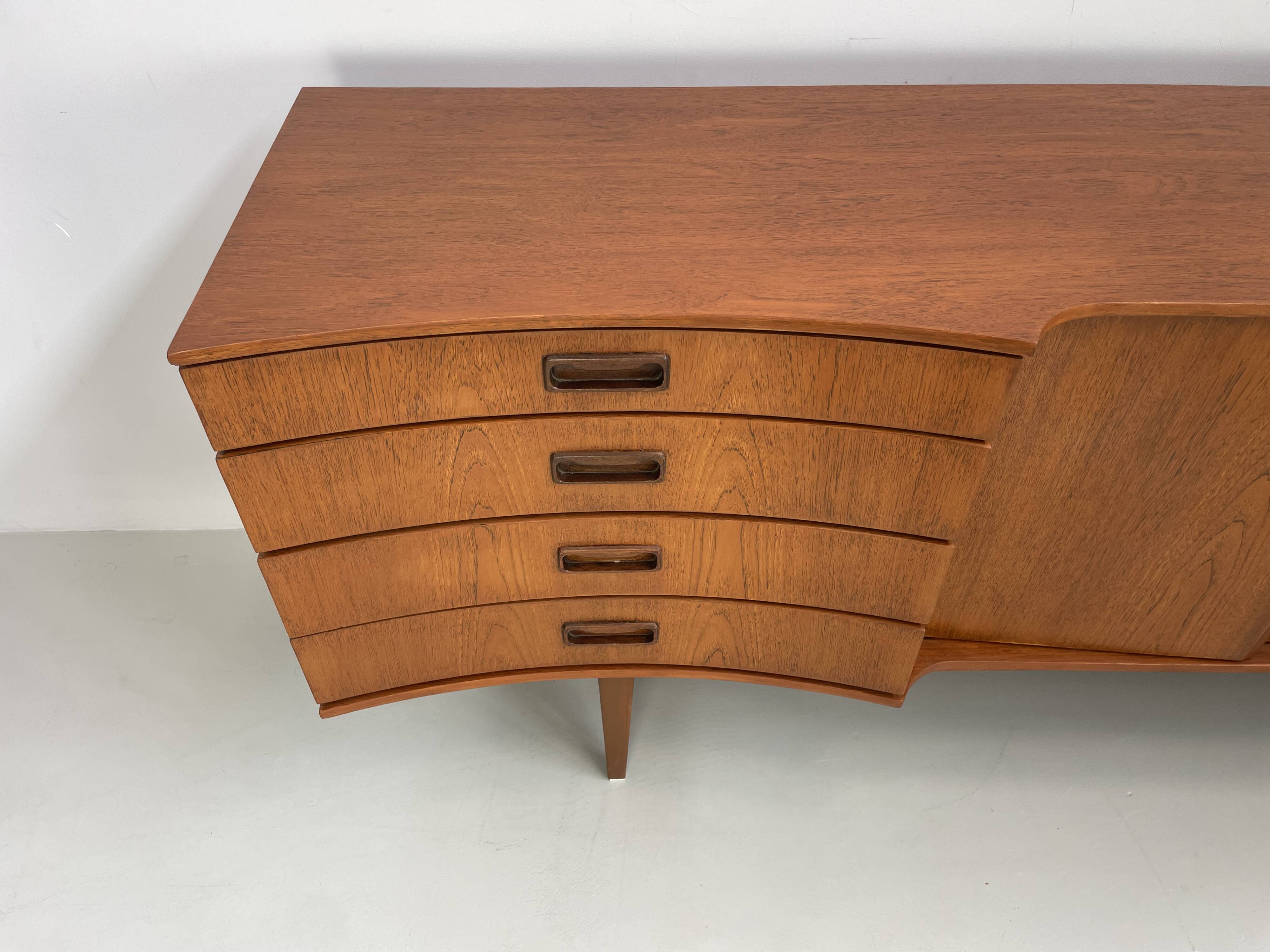 Buffet vintage unique et très rare des années 60.