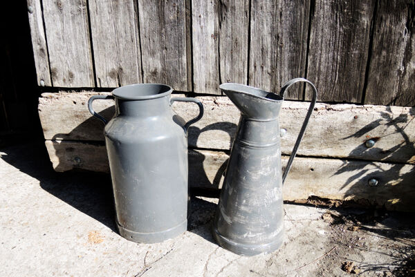 Anciens pot à lait et broc en zinc repeints gris
