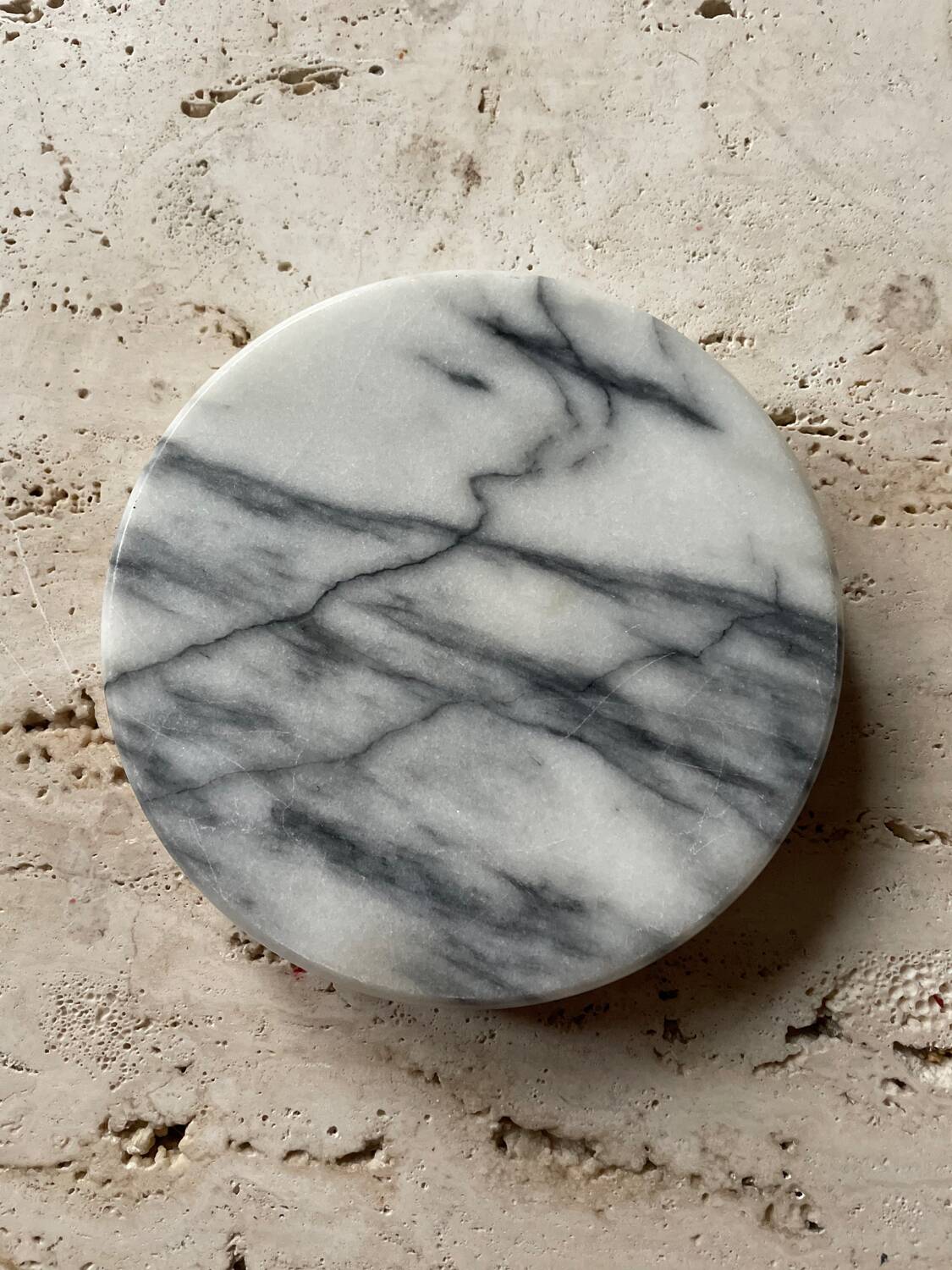 Large round ashtray in white and grey marble