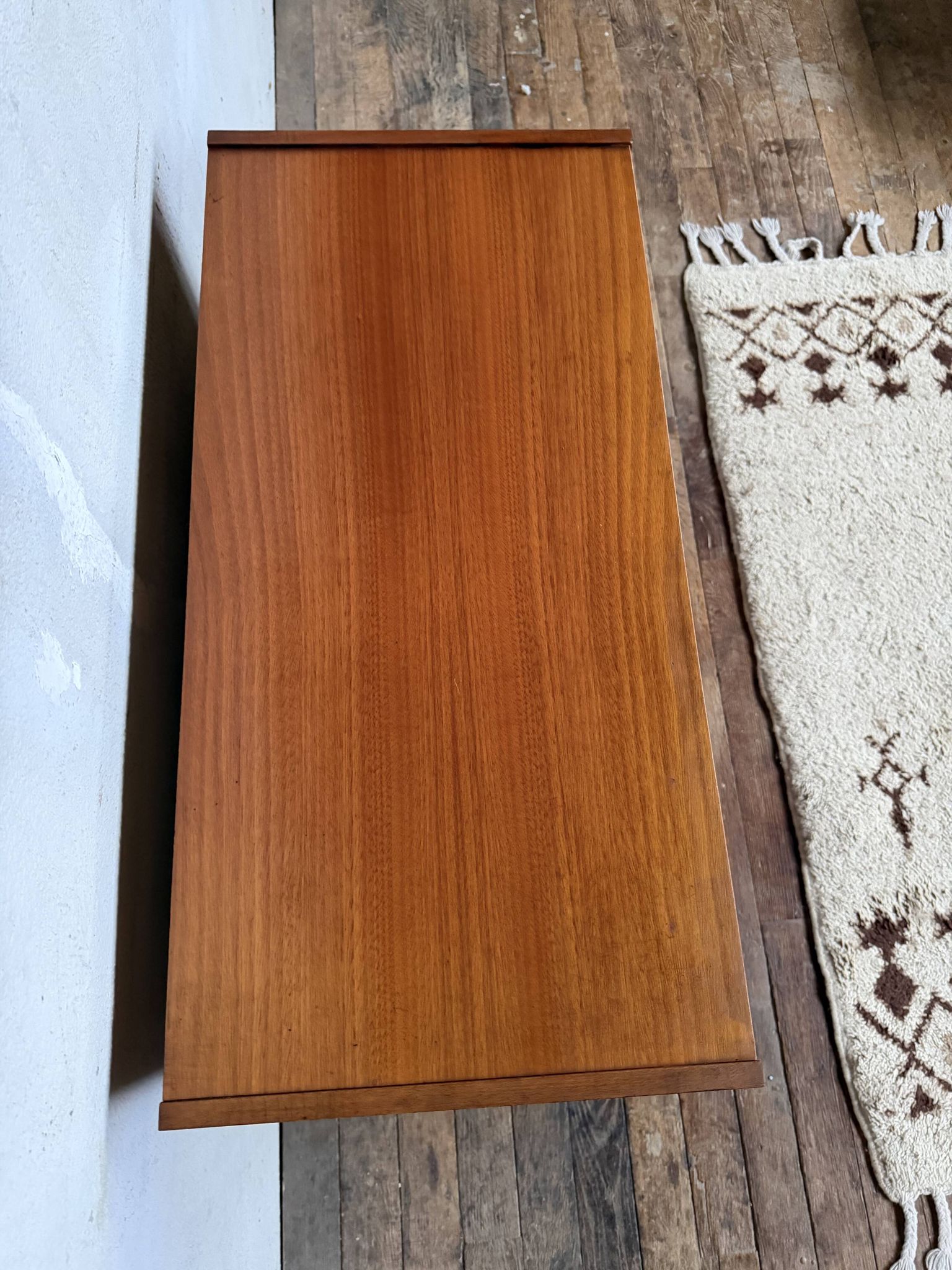 Superbe commode vintage en teck – Design élégant & poignées métal noir