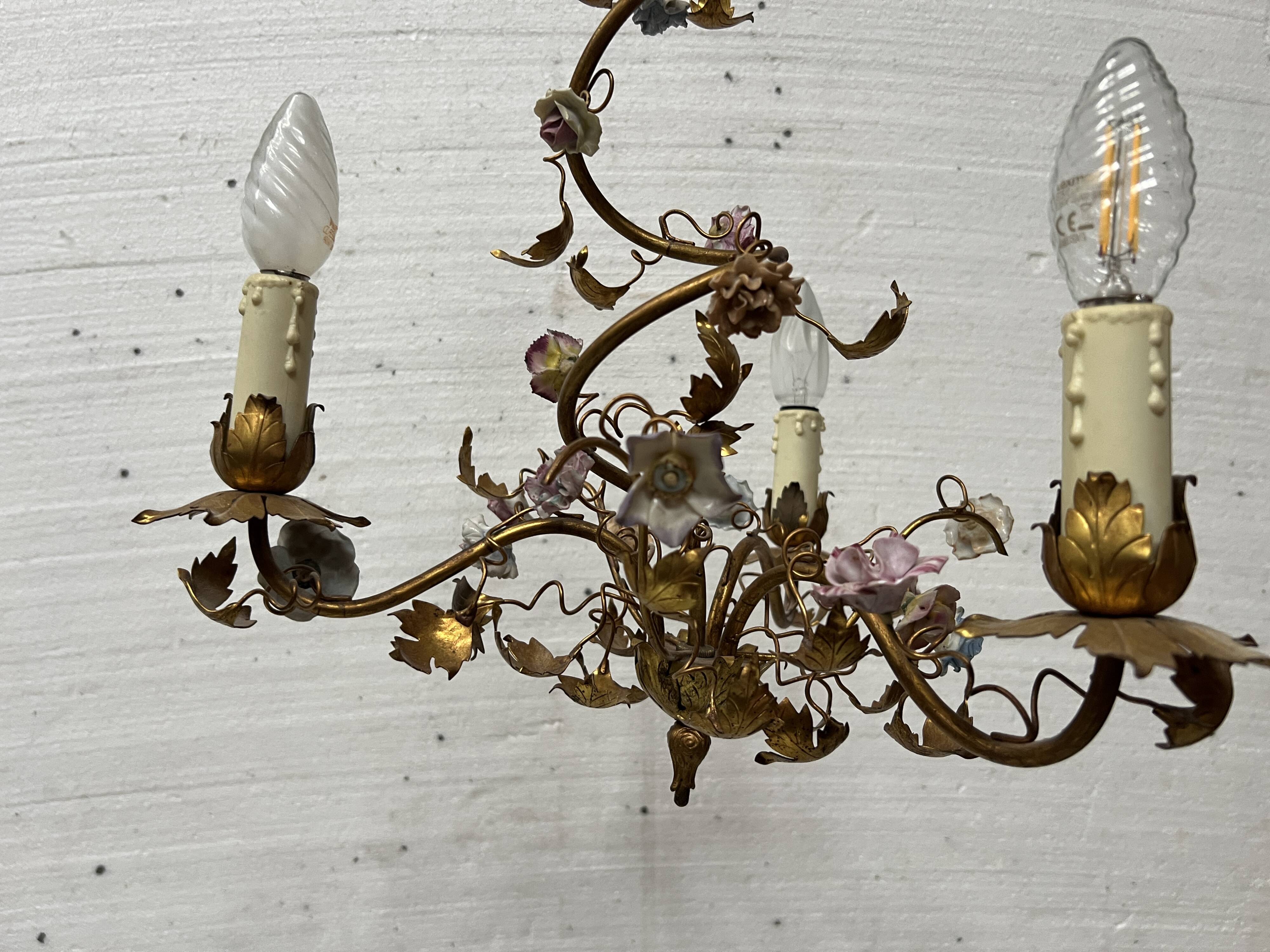 Louis XVI style chandelier in gilded metal and porcelain flowers, 20th century