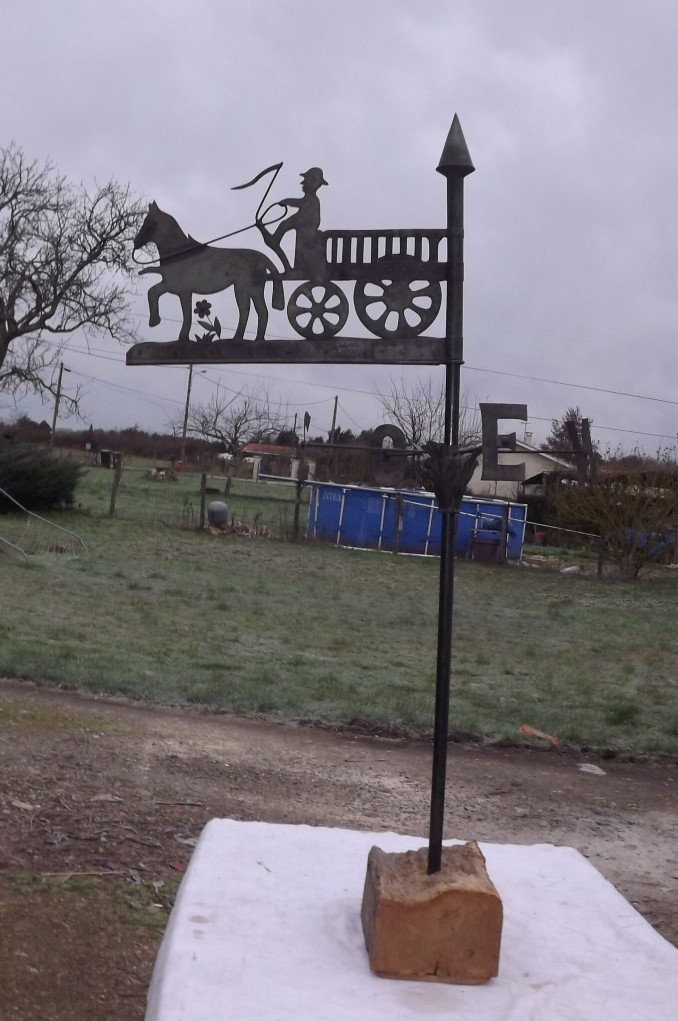 Metal and zinc weather vane, decor a l'attelage charette