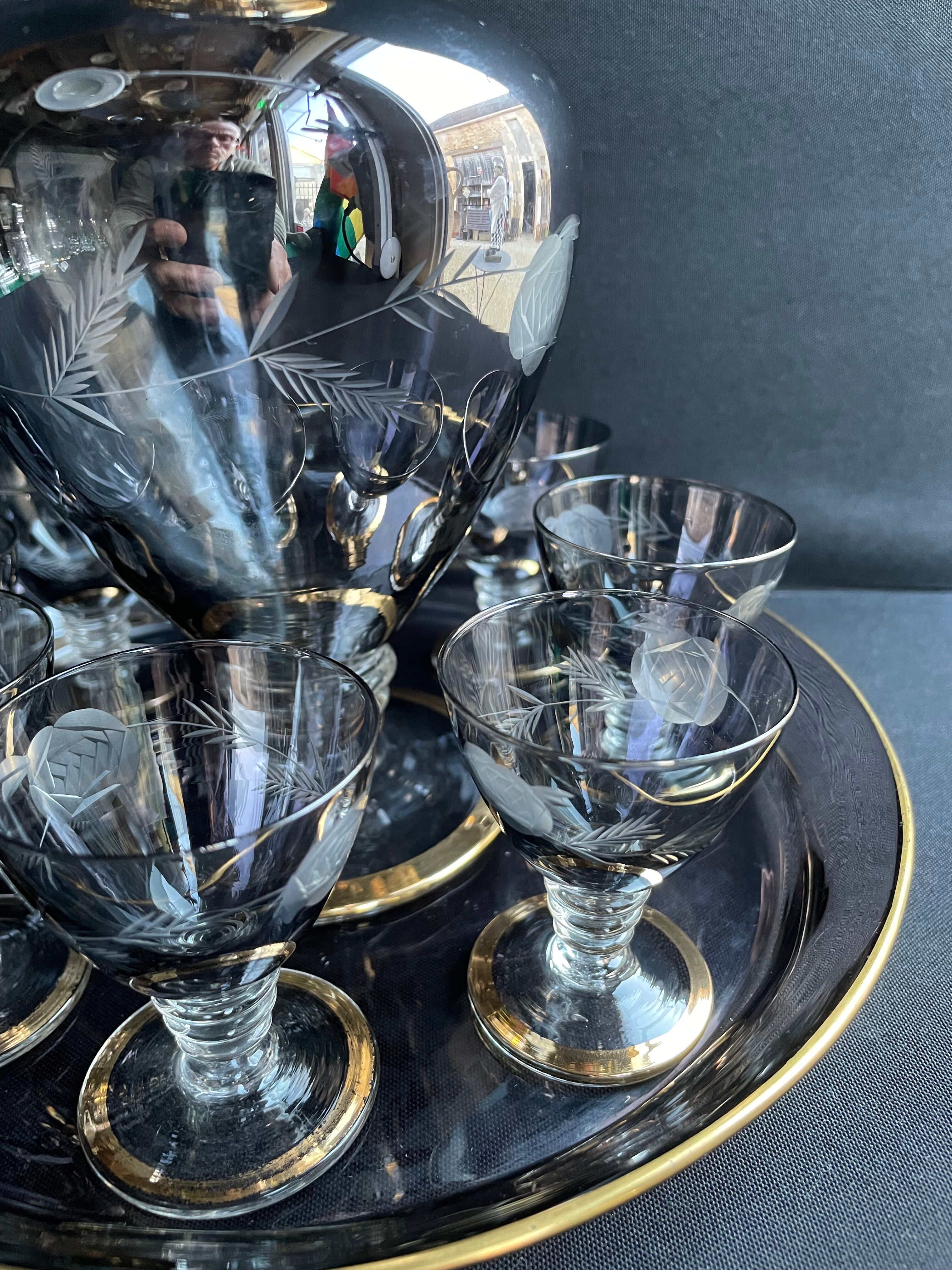 Complete shot service in silver-gray and engraved gold crystal