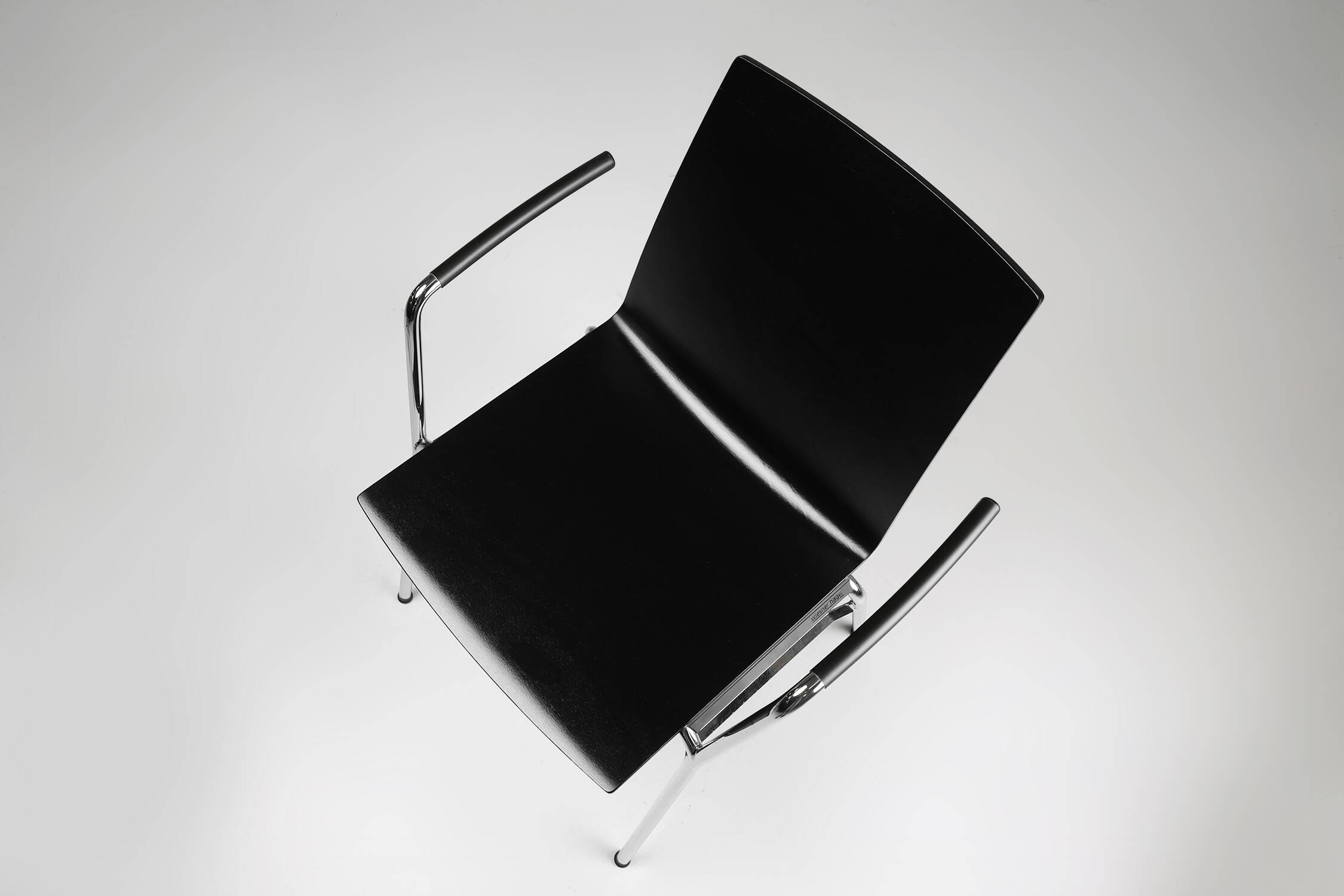 Chaise design moderne noire du milieu du siècle avec accoudoirs, Belgique