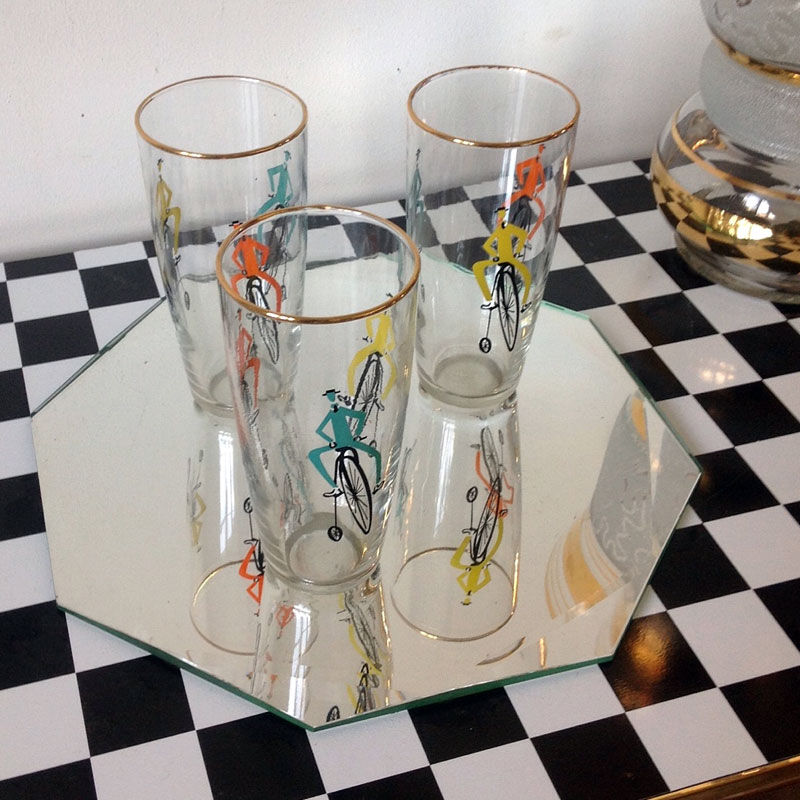 Octagonal mirror tray