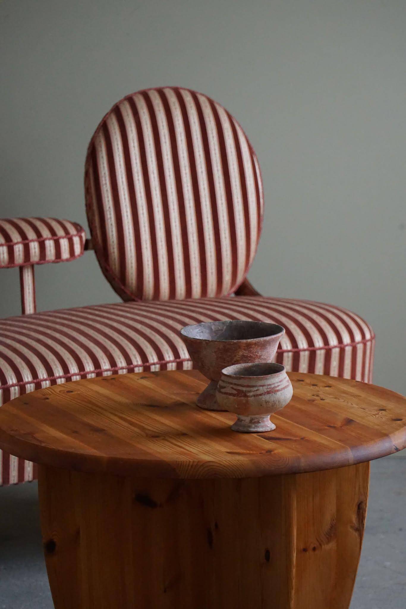 Modern round Danish coffee table in solid pine, Rainer Daumiller style, 1970s.