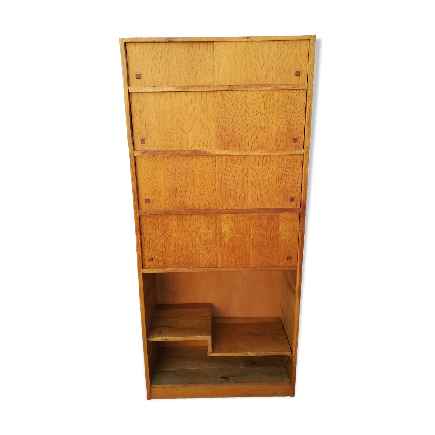 Buffet with sliding doors