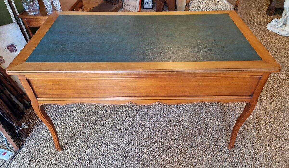 Cherry wood desk in Louis XV style