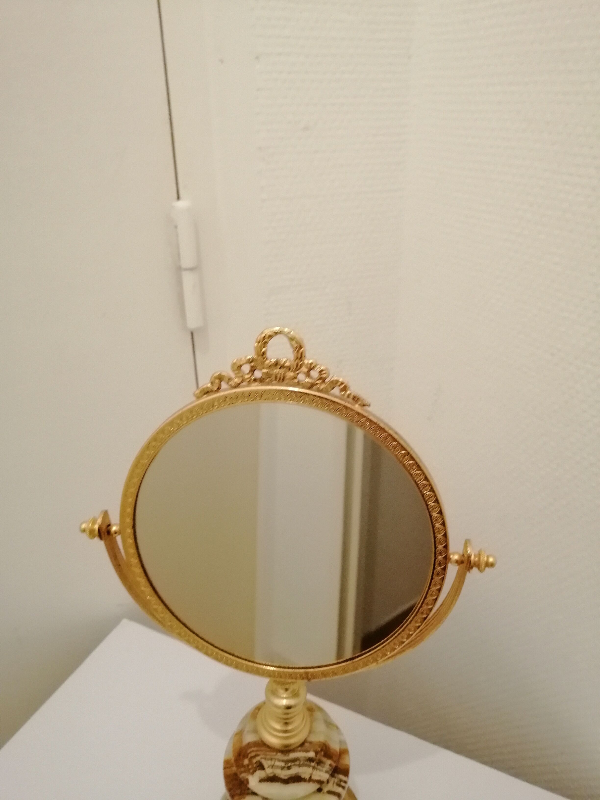 Old psyche mirror to pose