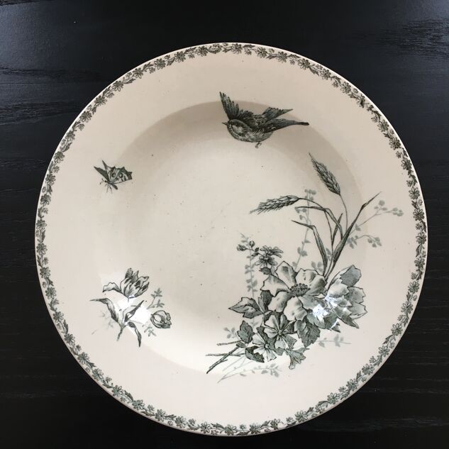 Bougeois plate with bird decoration