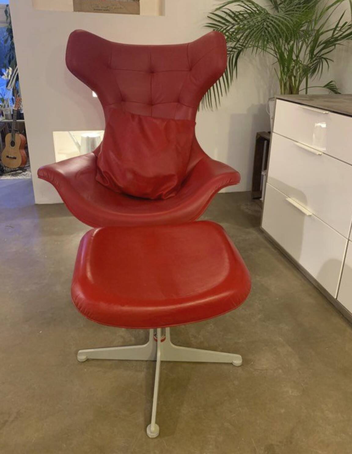 Ensemble fauteuil et ottoman en cuir rouge Poltrona Frau modèle Regina II