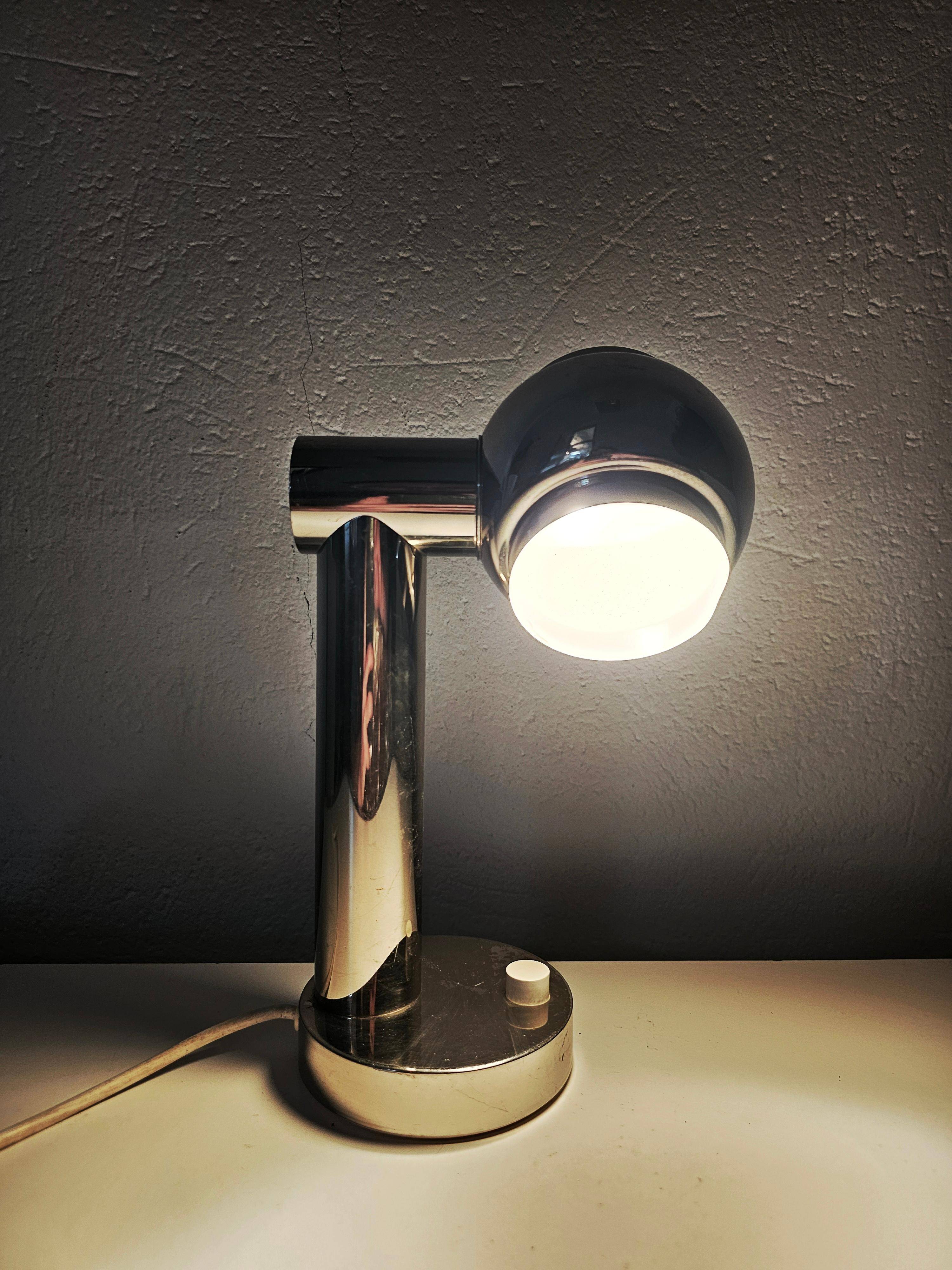 Space Age table lamp in chrome with a swivelling shade, Italy 1970s.