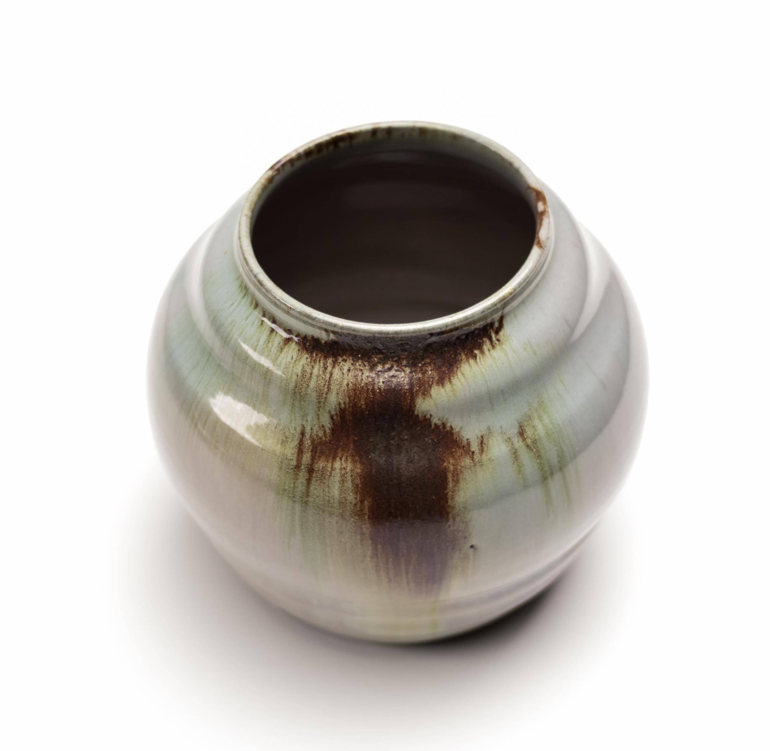 Rare ceramic vase by A.I.C. Brouwer, Netherlands, early 20th century.