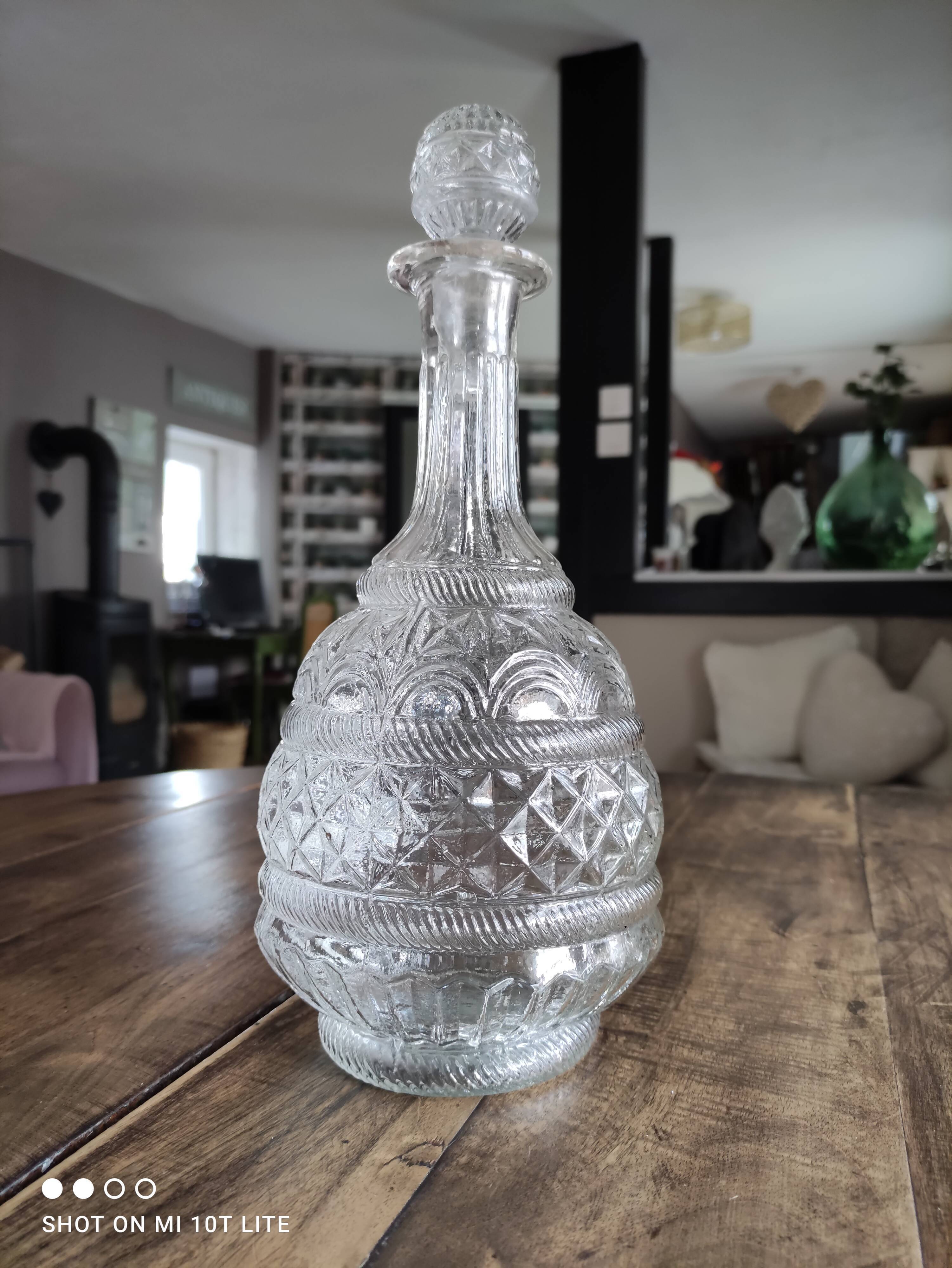 Round molded glass decanter with cap