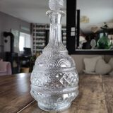 Round molded glass decanter with cap