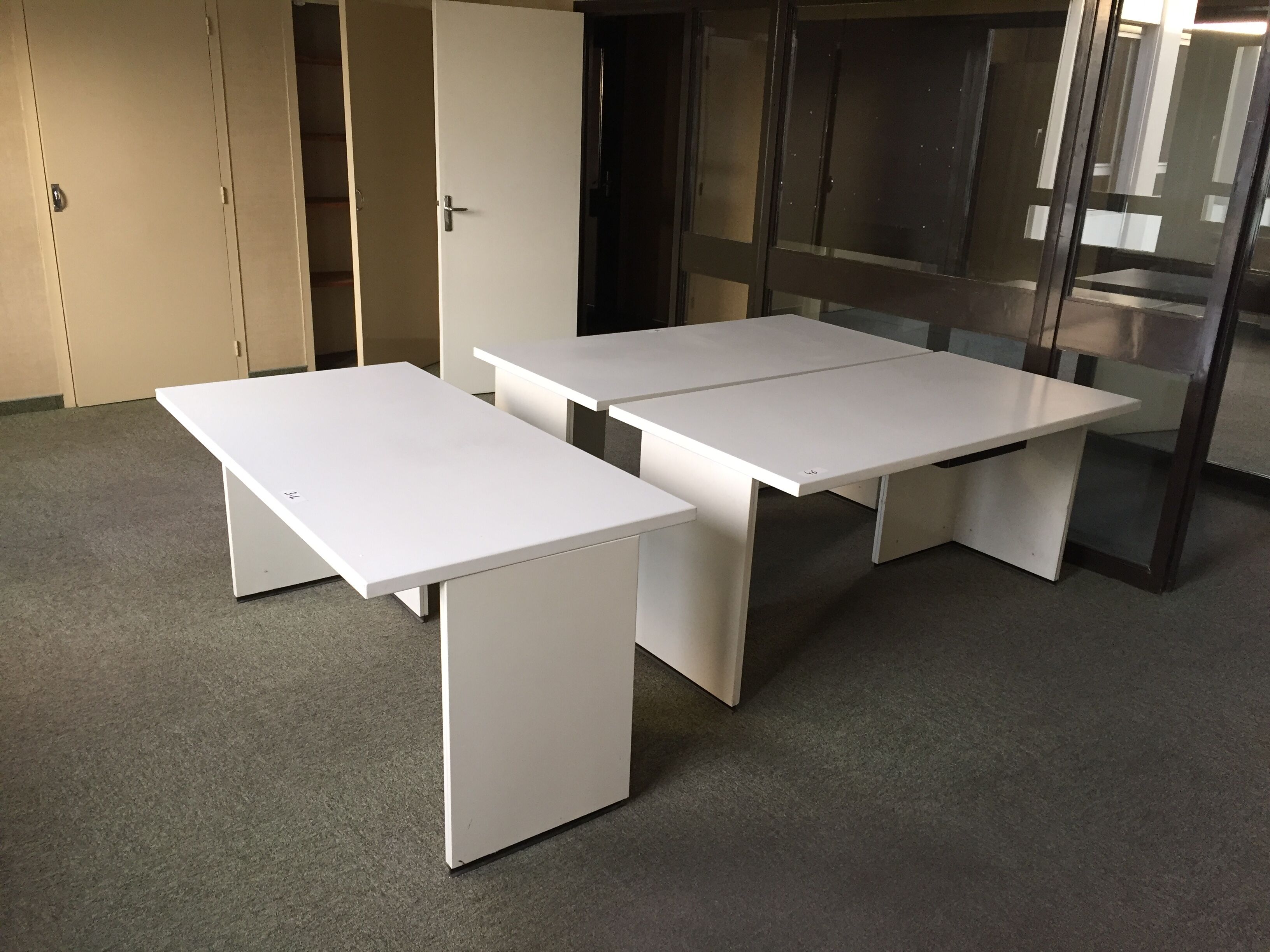 3 white "Graphis" offices of designers Osvaldo Borsani and Eugenio Gerli for Tecno