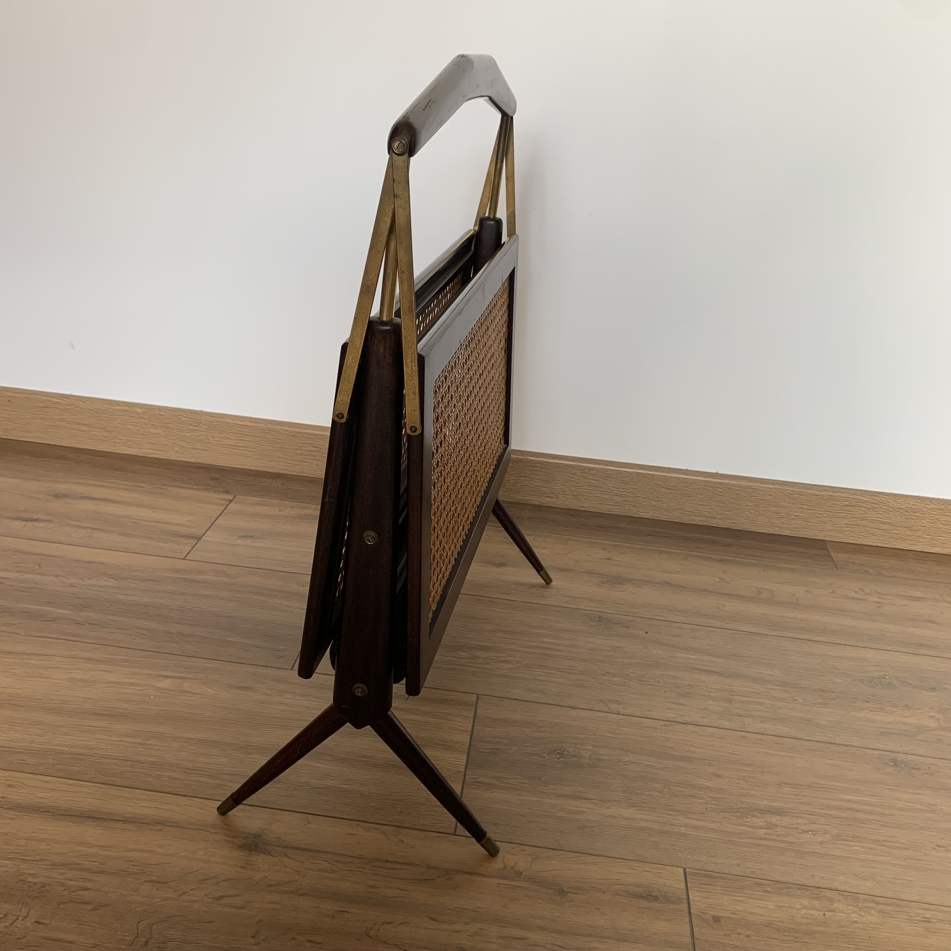Folding magazine rack