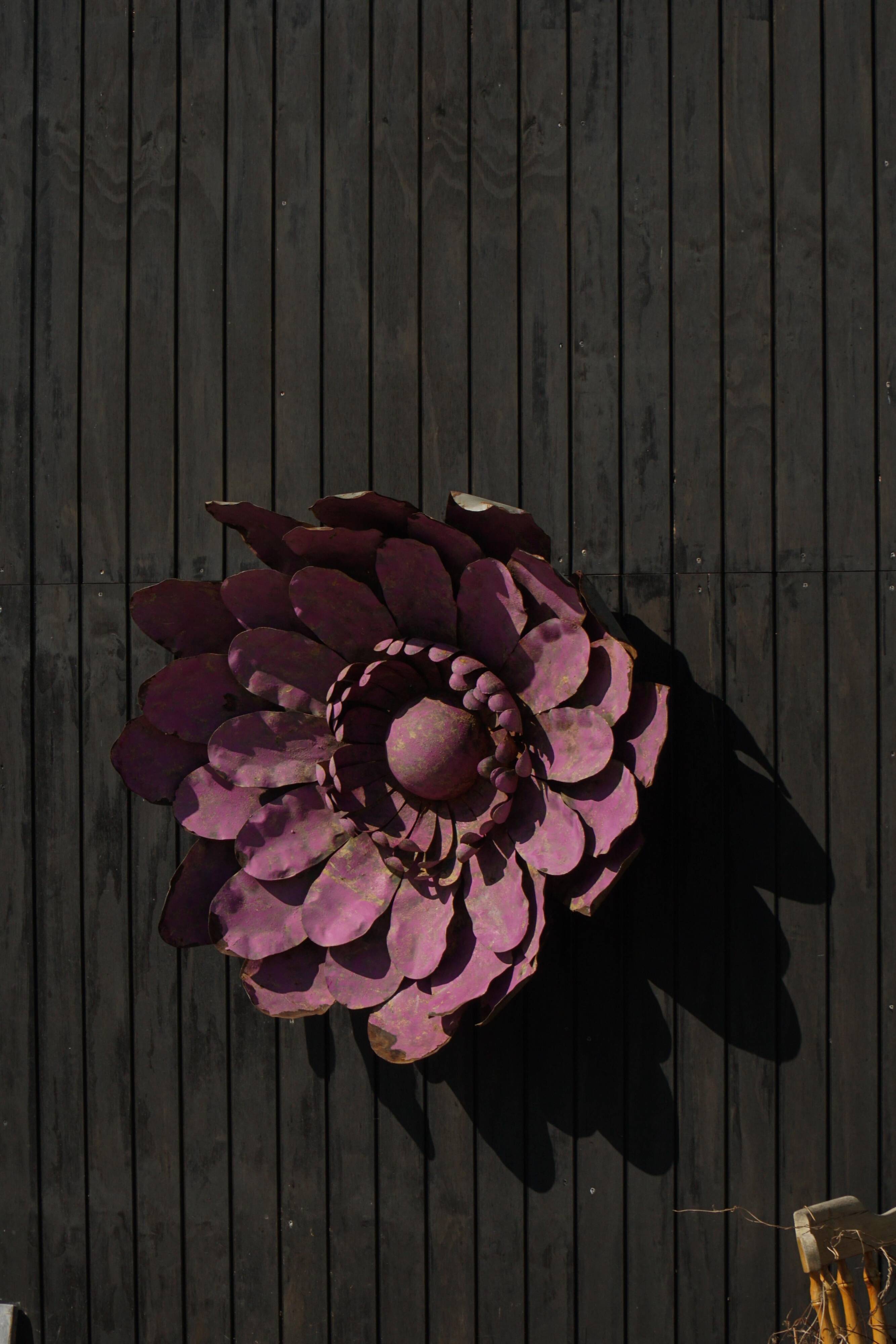 Large sculptural wall decoration of flowers in metal, Belgium, mid-20th century, 1960s.