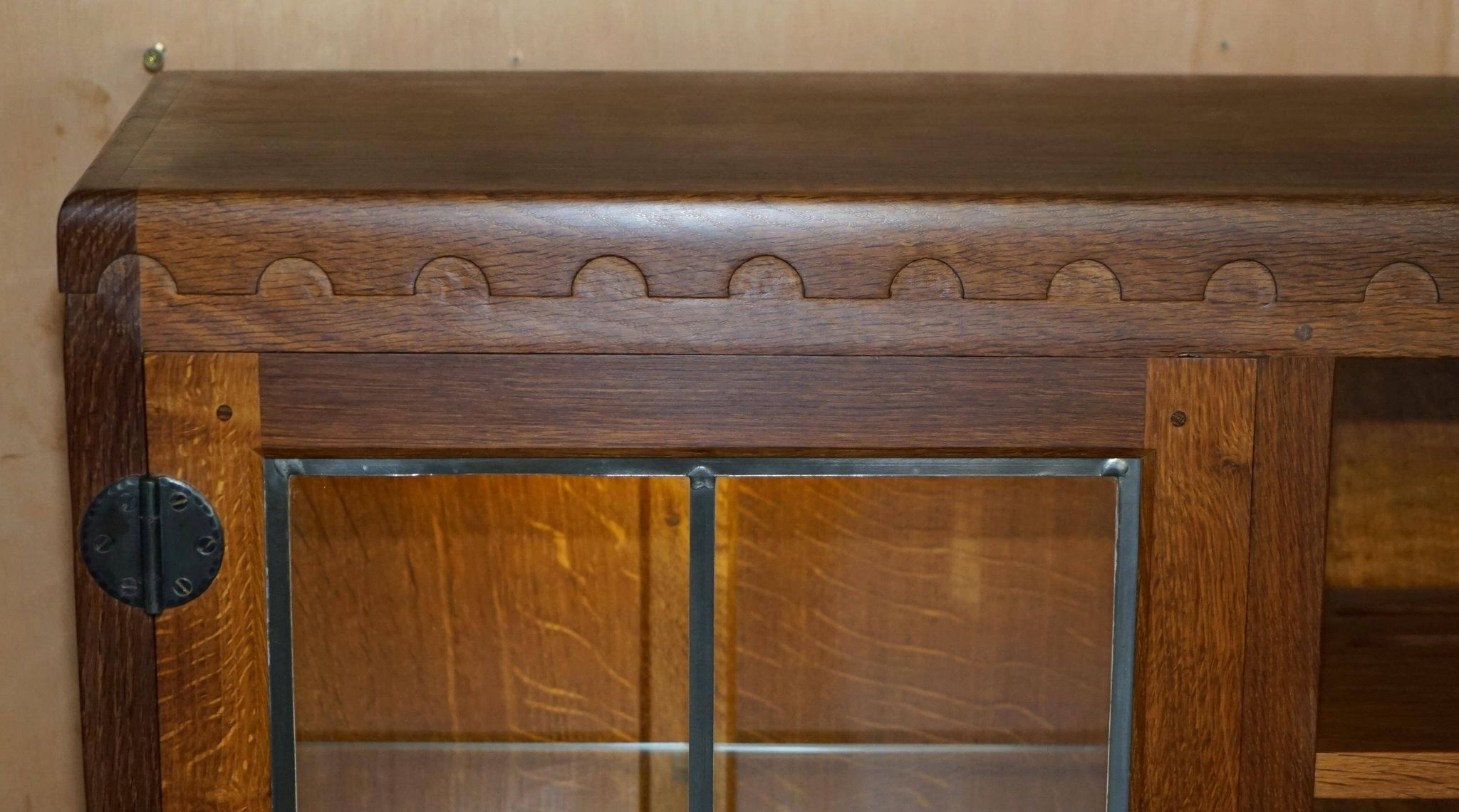 Buffet vitrine vintage Robert Mouseman Thompson en chêne avec étagères et éclairage