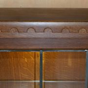Buffet vitrine vintage Robert Mouseman Thompson en chêne avec étagères et éclairage