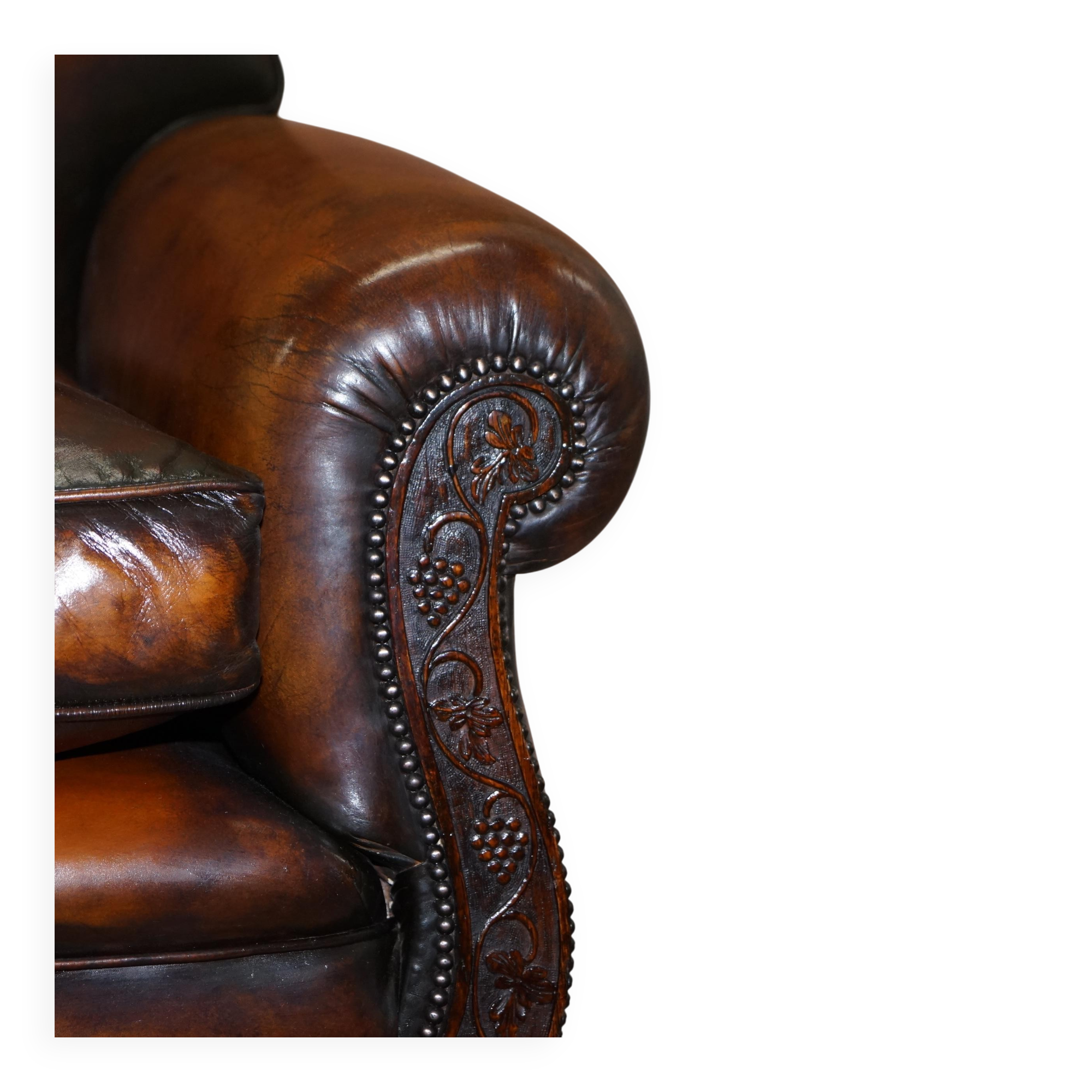 Two-seater canapé in aged leather, Victorian style.