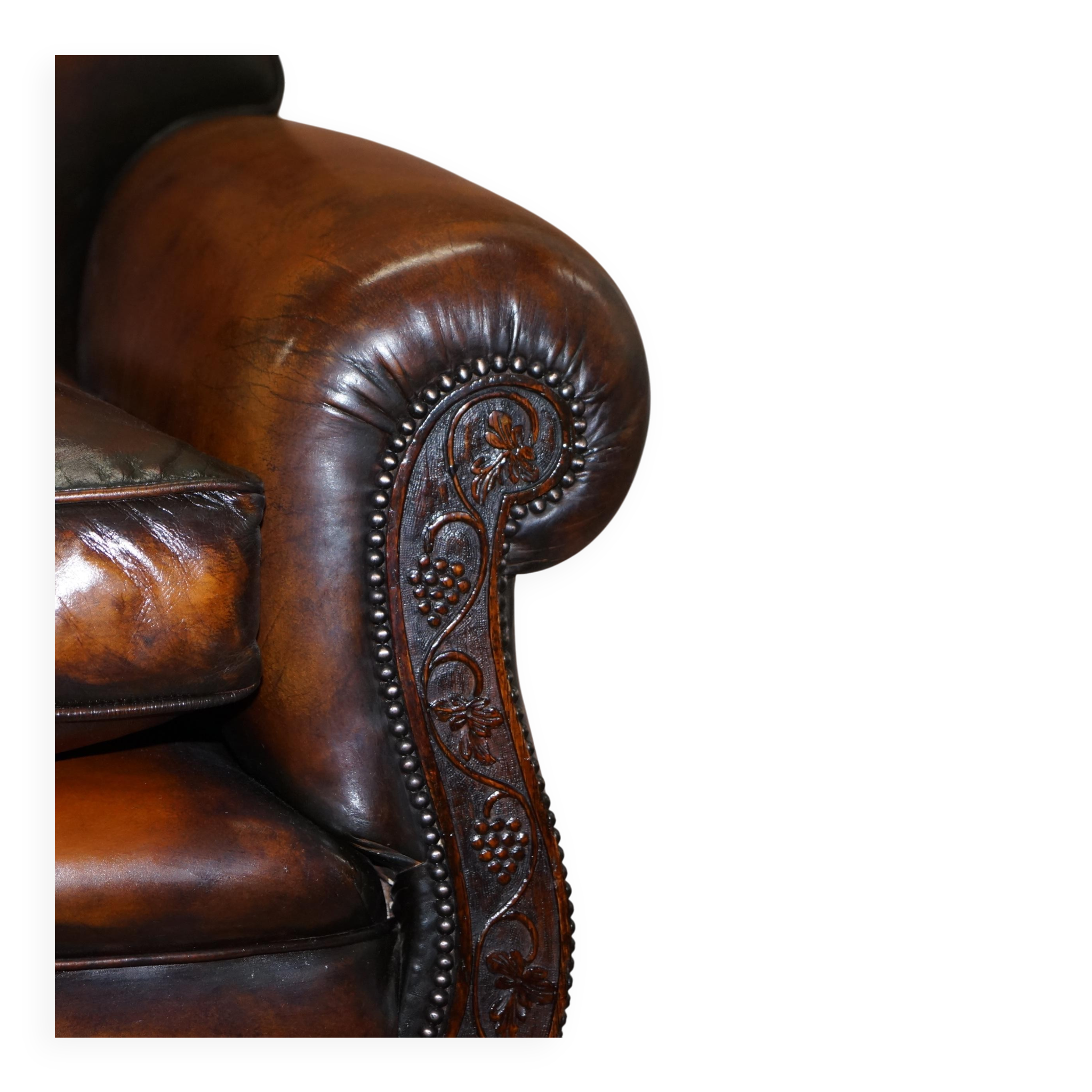 Two-seater canapé in aged leather, Victorian style.