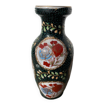 Vase asiatique en céramique noire à décor de fleurs