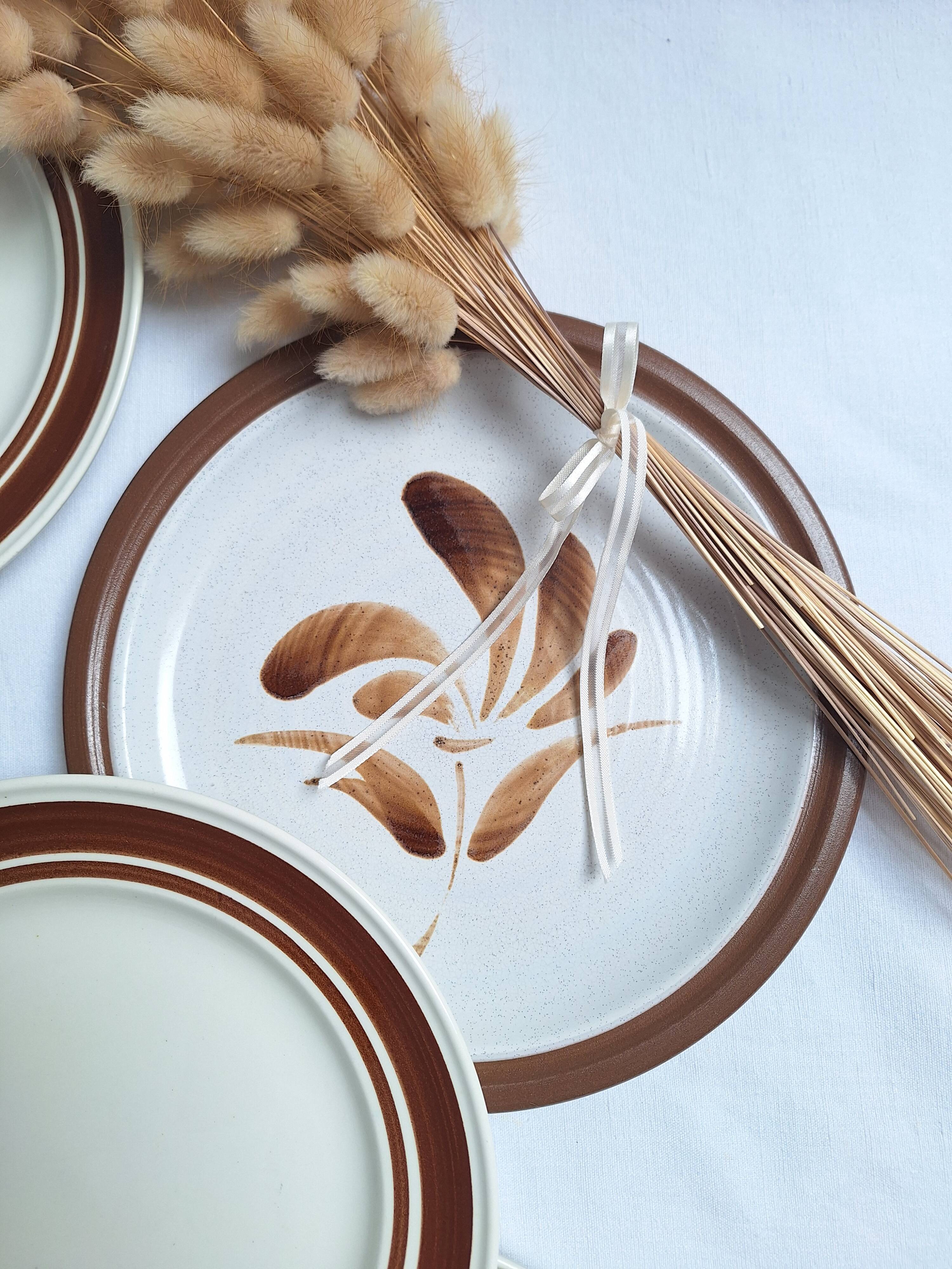 Assiette plates à fleurs marron années 1970