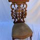Fauteuil bas en bois sculpté