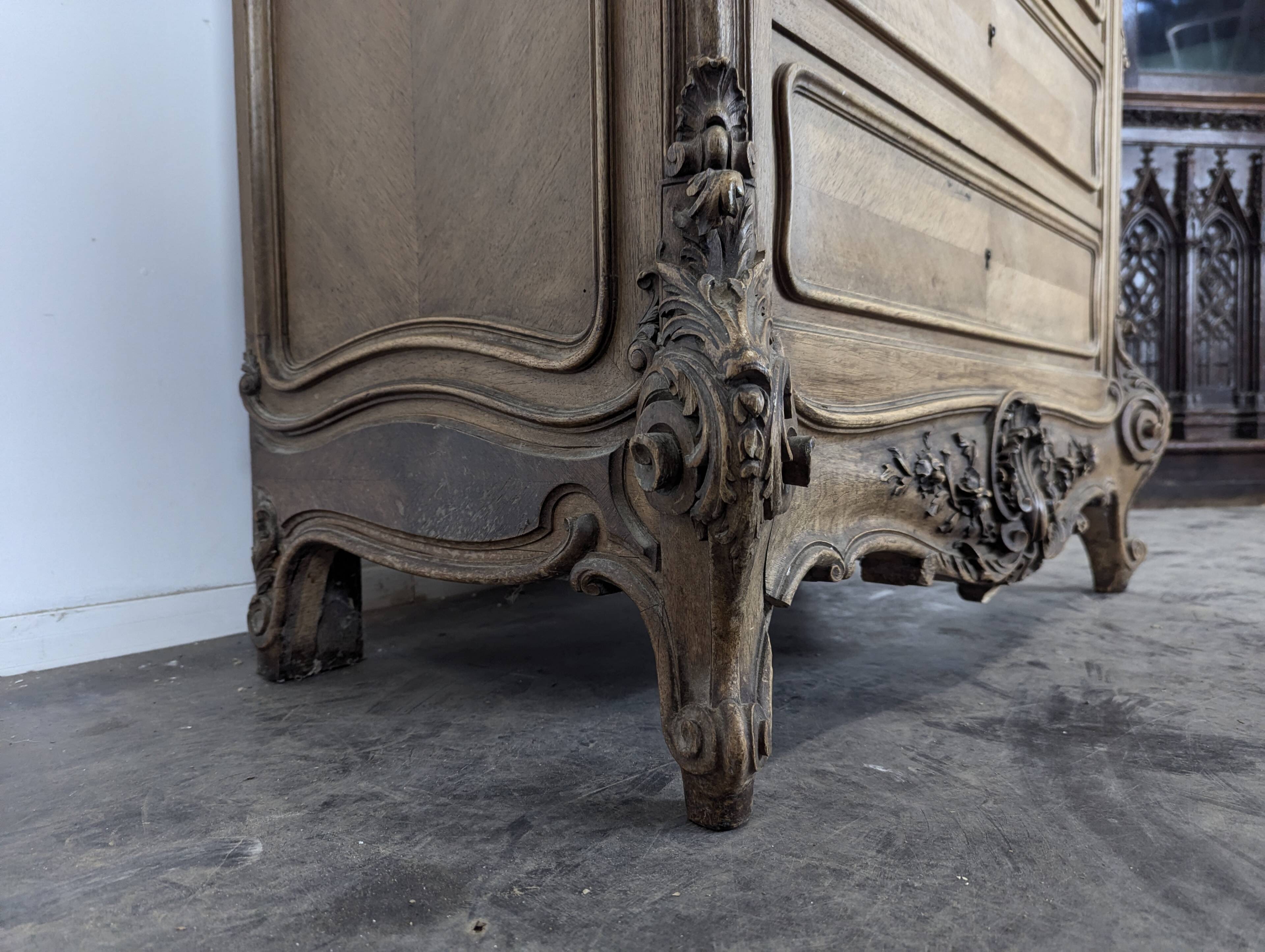 Baroque secretary in Louis XV style made of walnut.