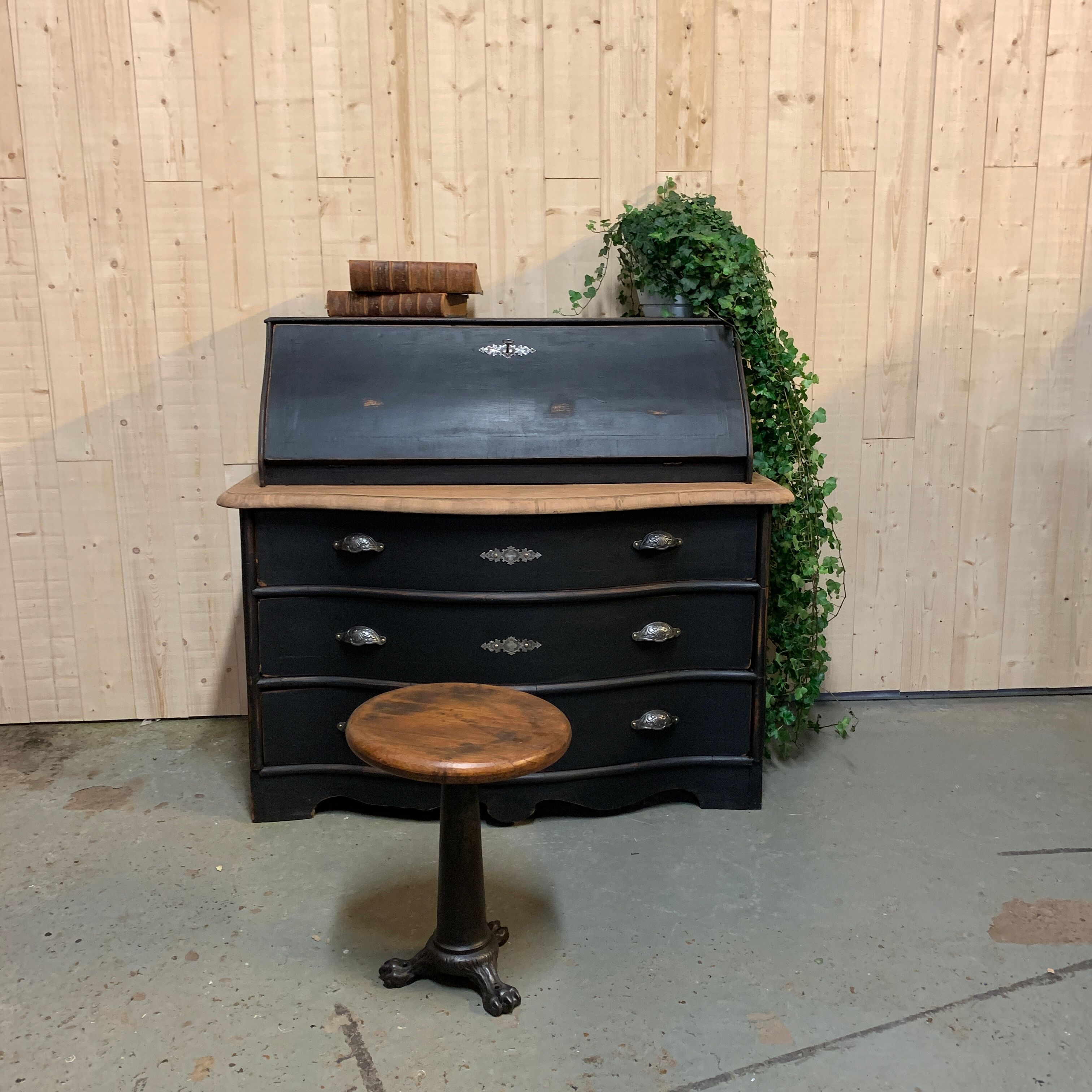 Former chest scriban curve 19th