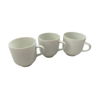 Tasses blanches lignes épurées