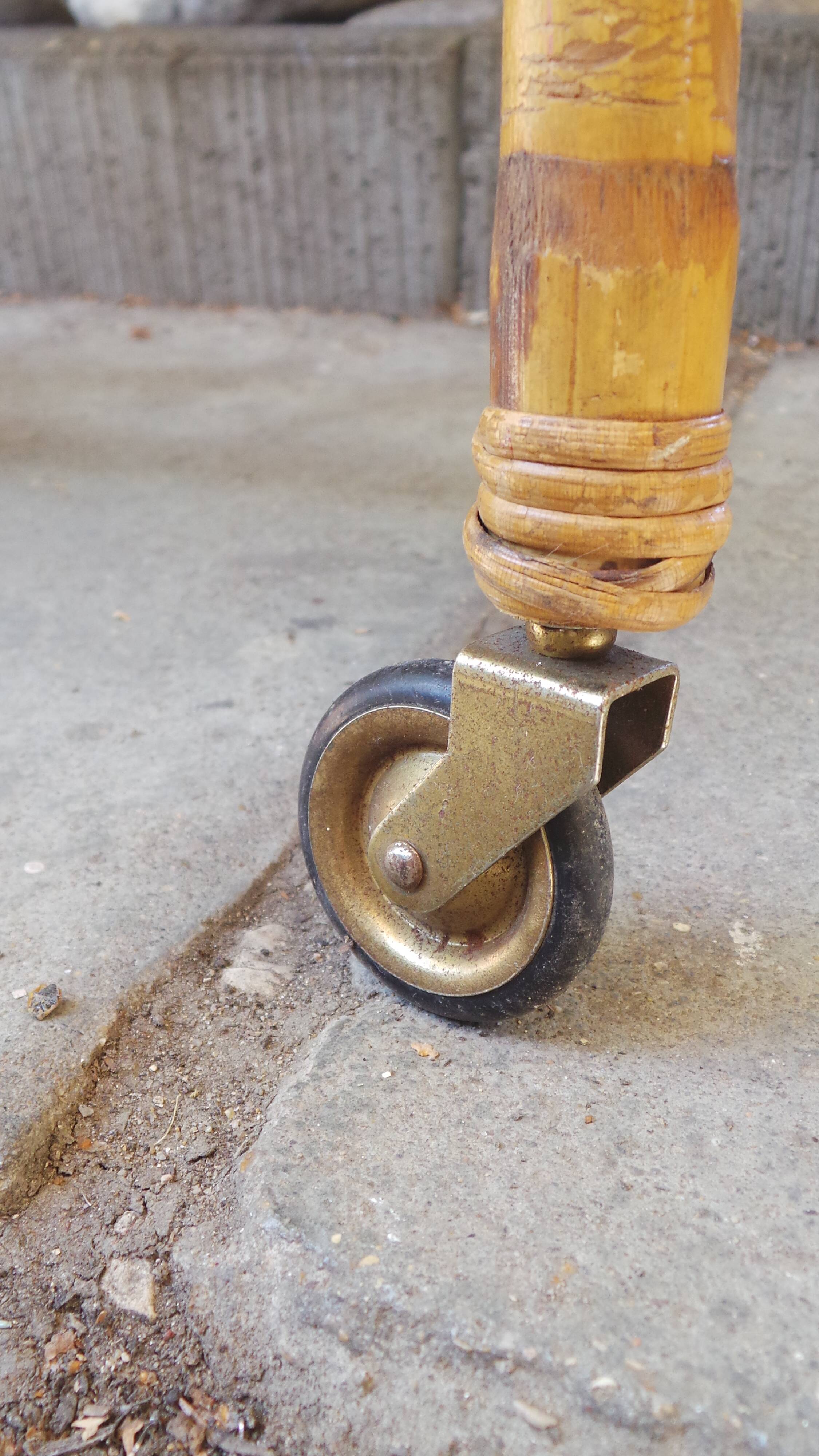 Lit de bébé en rotin années 50