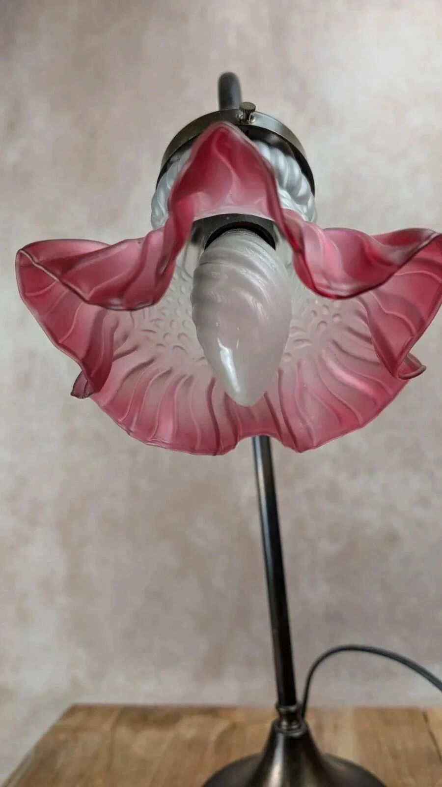 Vintage lamp with retro charm – frosted pink glass tulip