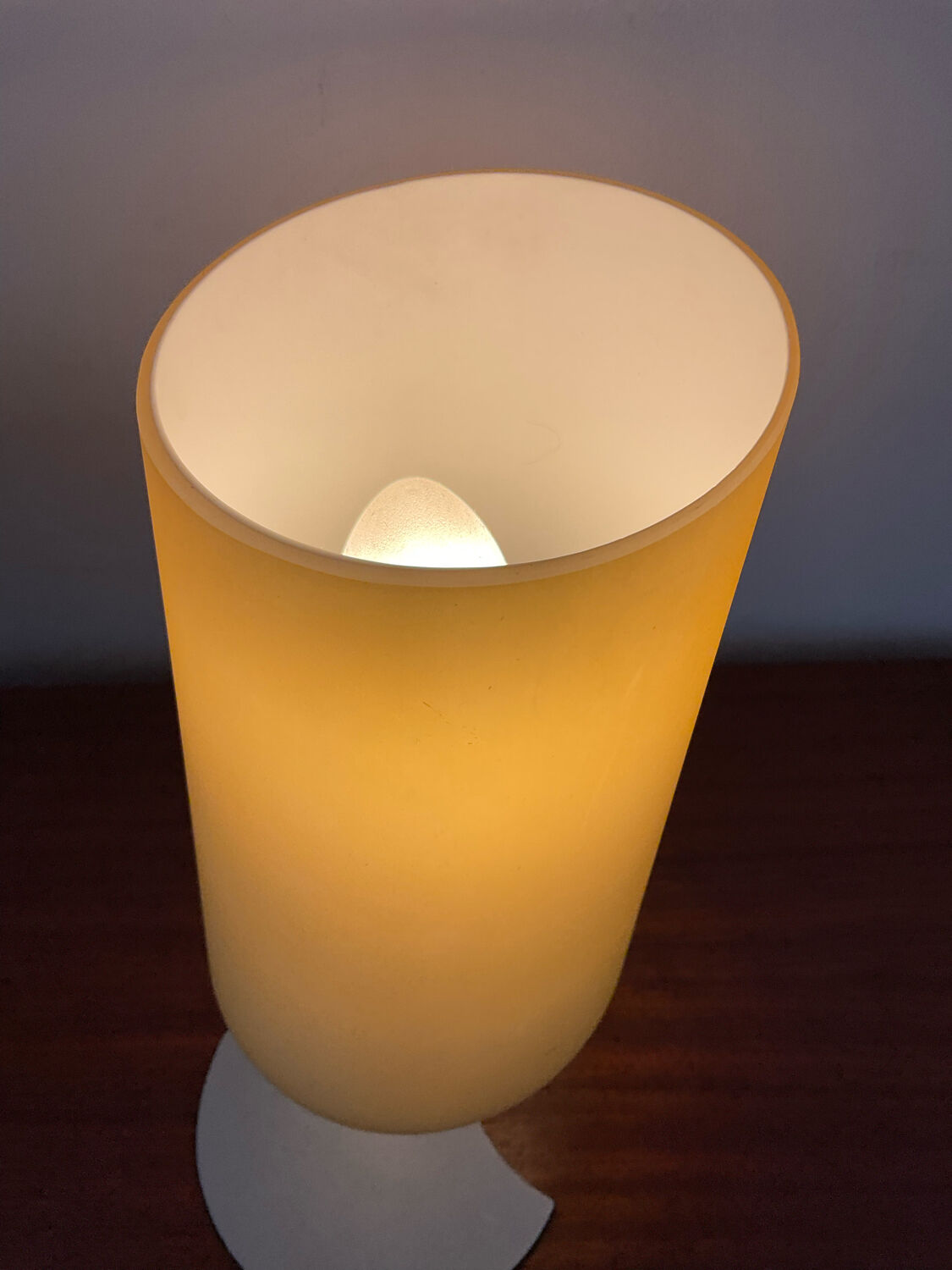 Paire de lampes design en opaline jaune et métal