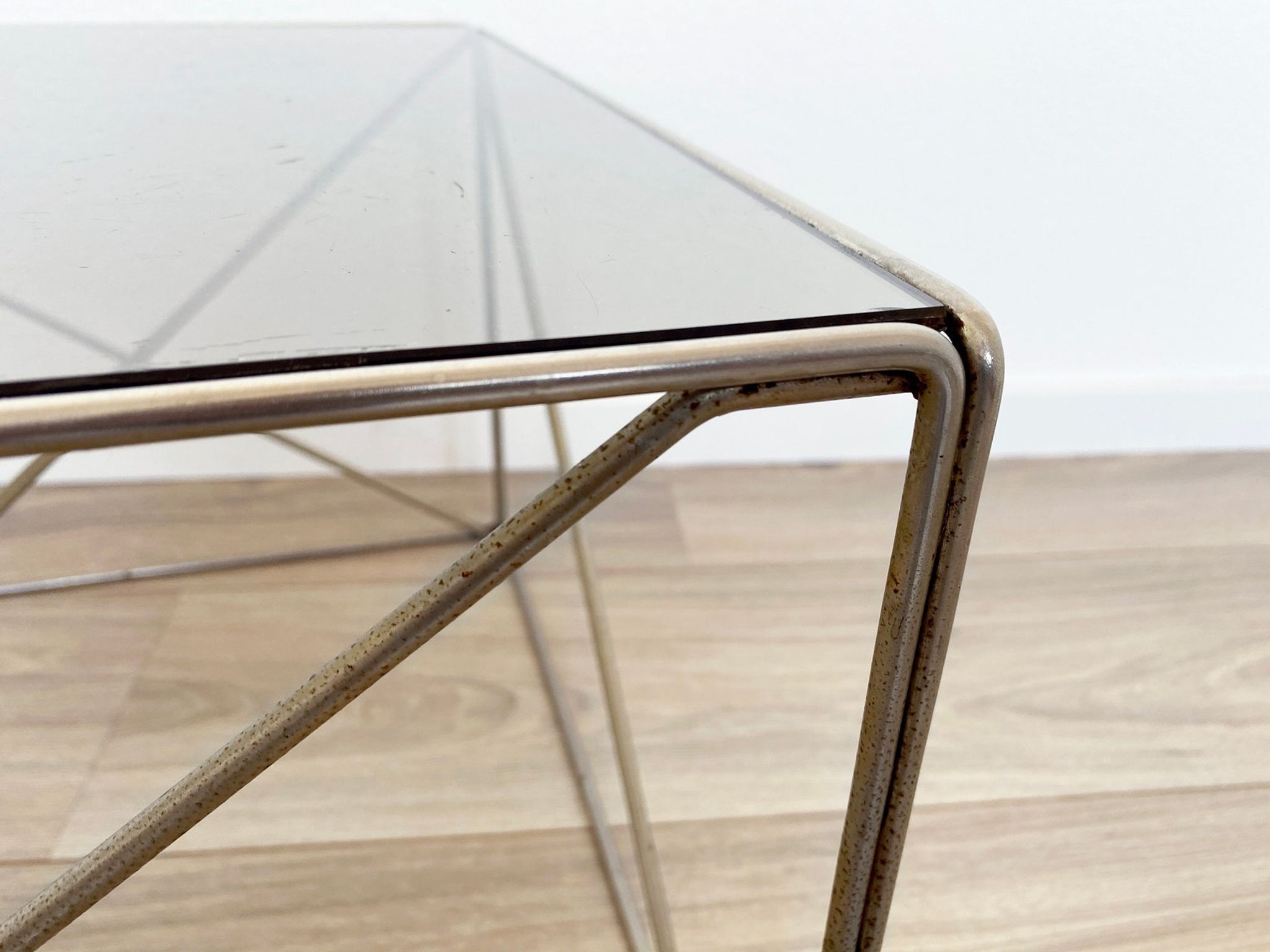 Table basse isocele conçue par Max Sauze, Isocele