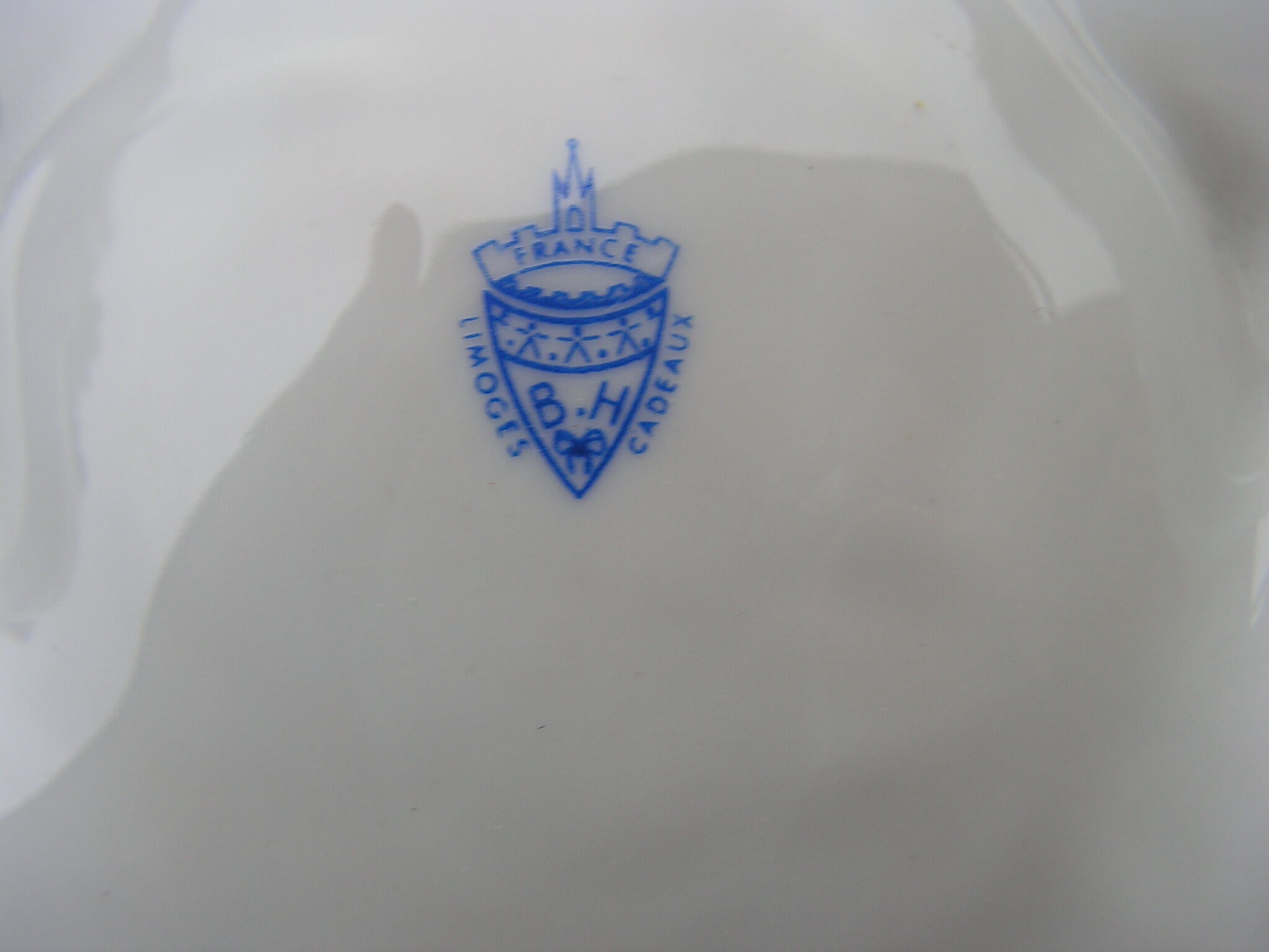 Scallop dish with seaweed decoration in ceramics