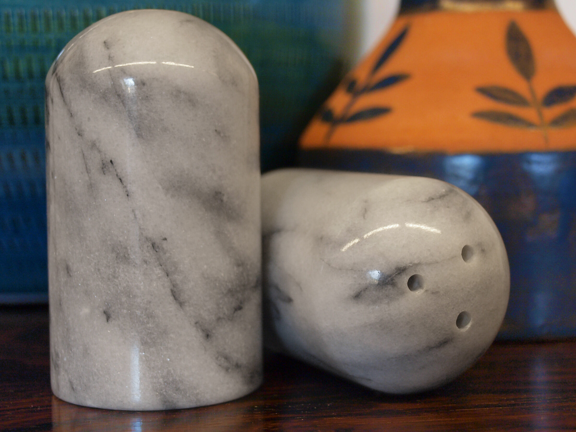 Salt and pepper shaker in Carrara marble