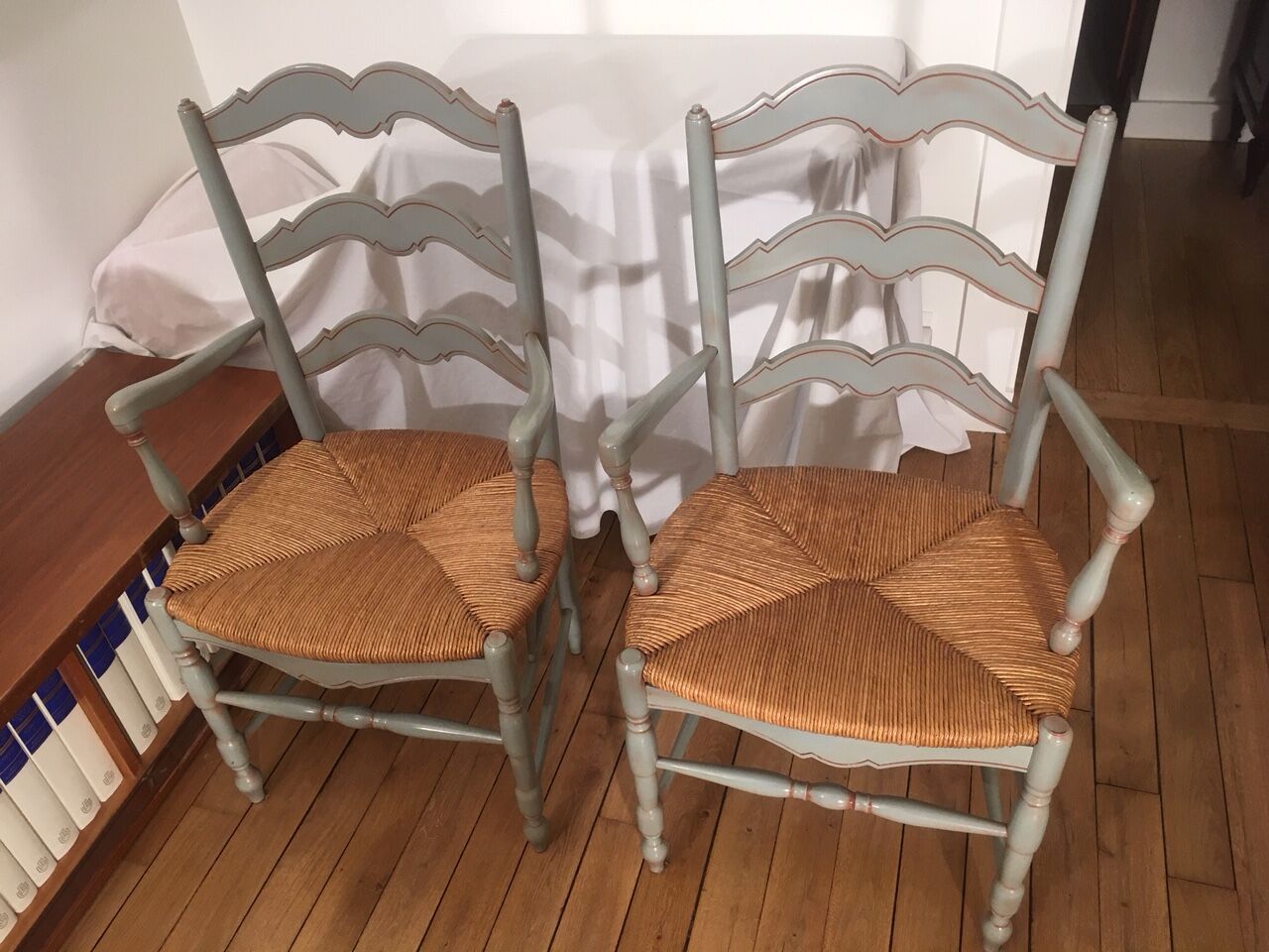 Pair of Provençal-style mulched chairs